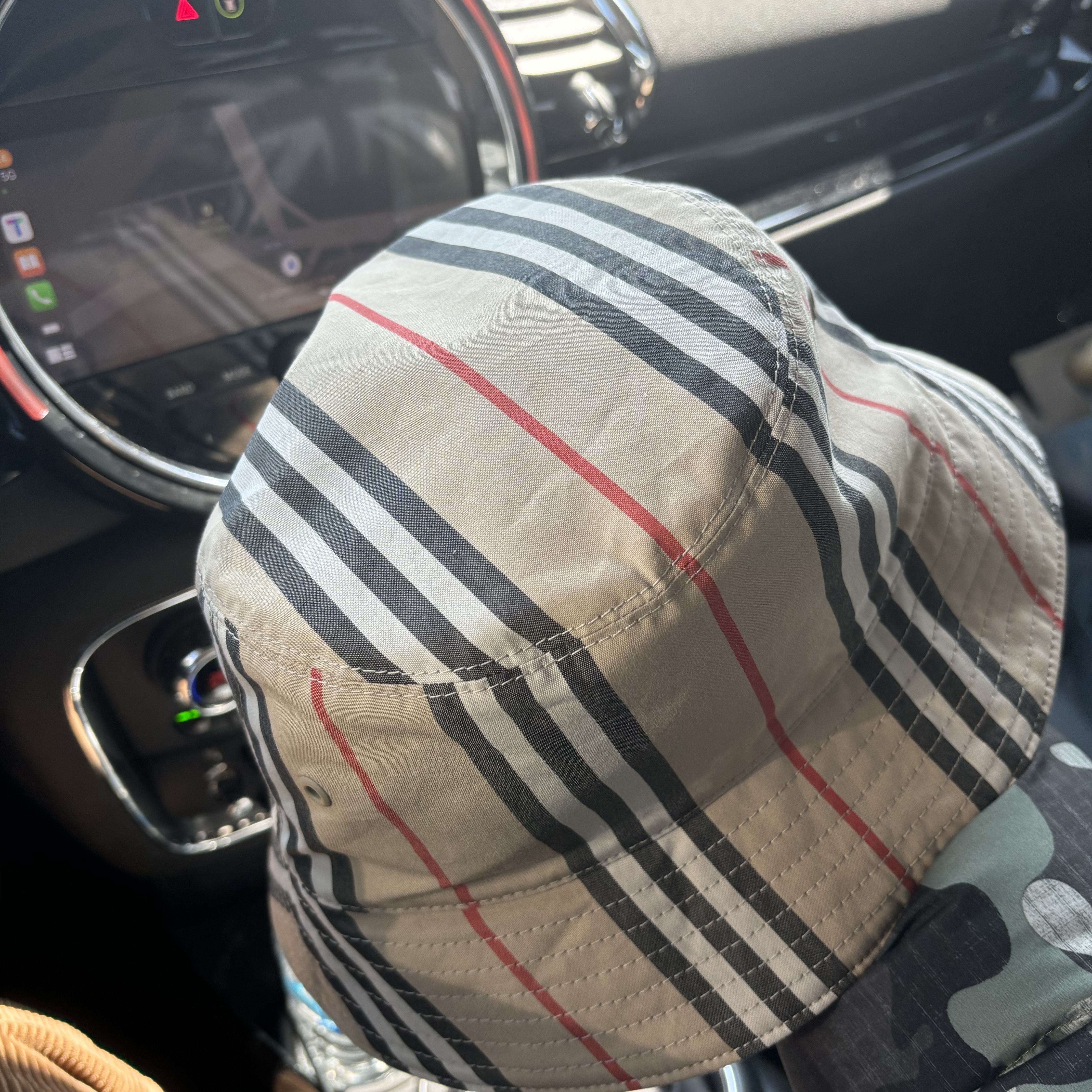 Burberry Reversible Icon Stripe Bucket Hat Archive Beige Black 착용 스타일 - 3