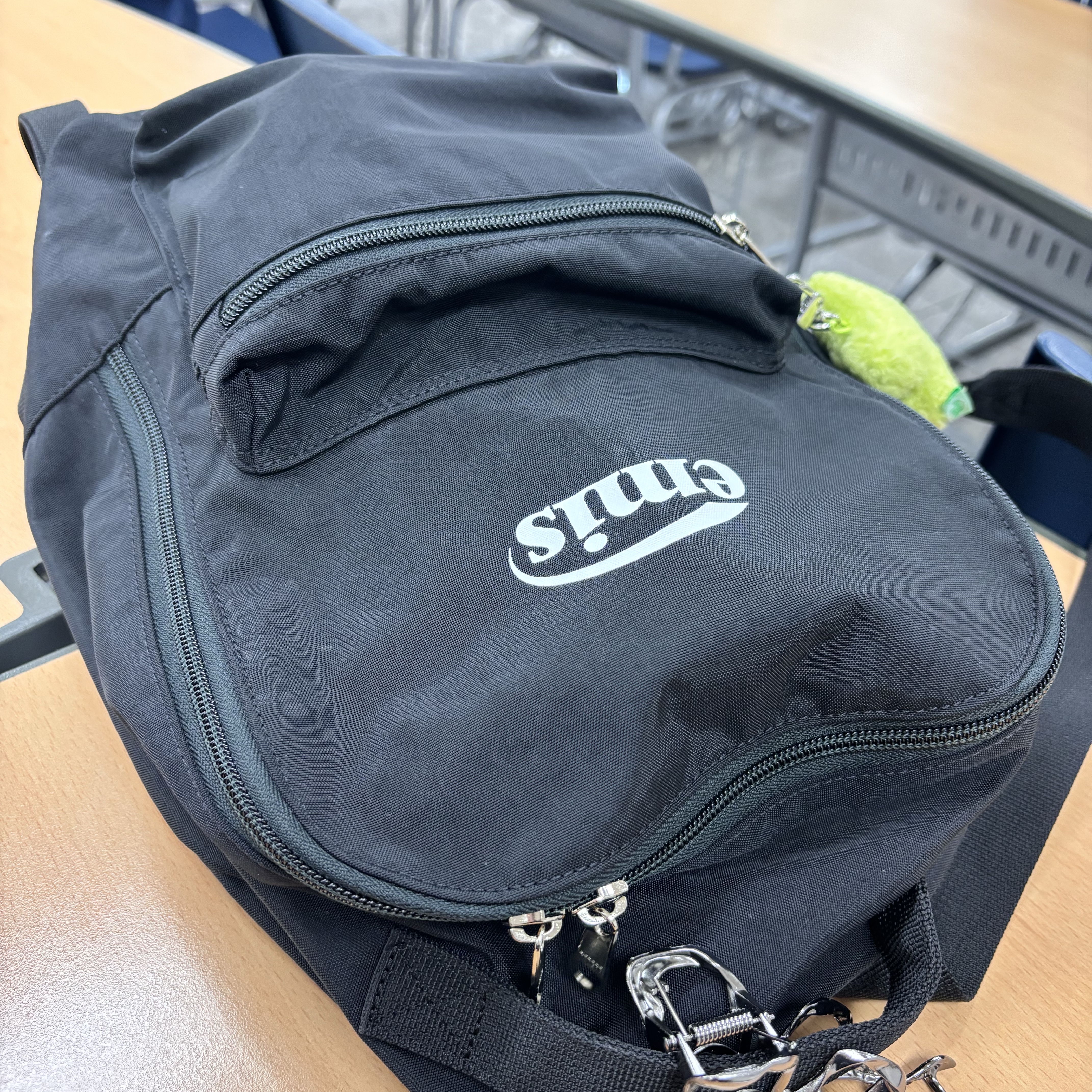 Emis New Logo Mini Backpack Black 착용 스타일