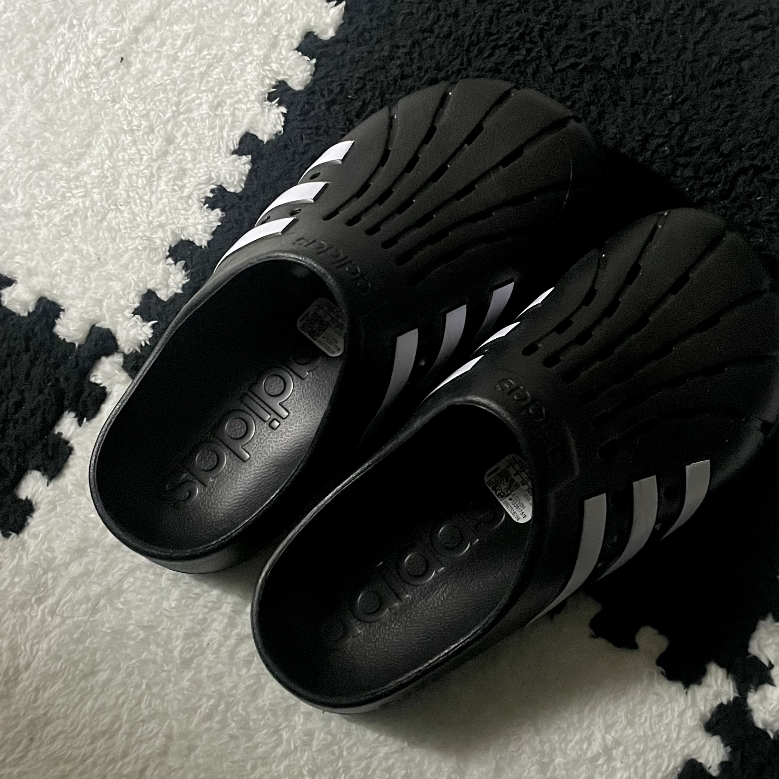 Adidas Adilette Clog Black White 착용 스타일 - 1