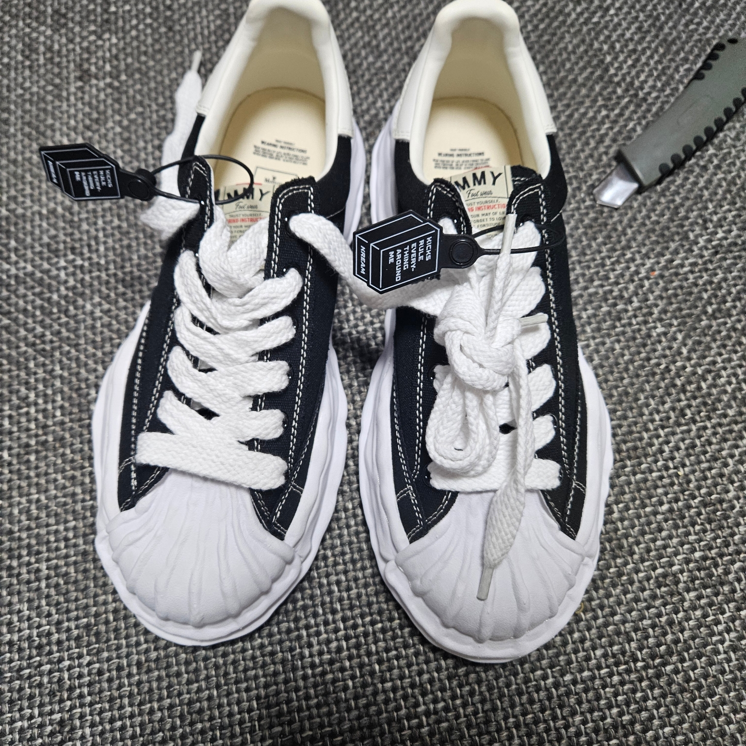 Maison Mihara Yasuhiro Blakey OG Sole Canvas Low-top Sneakers Black White 착용 스타일 - 2