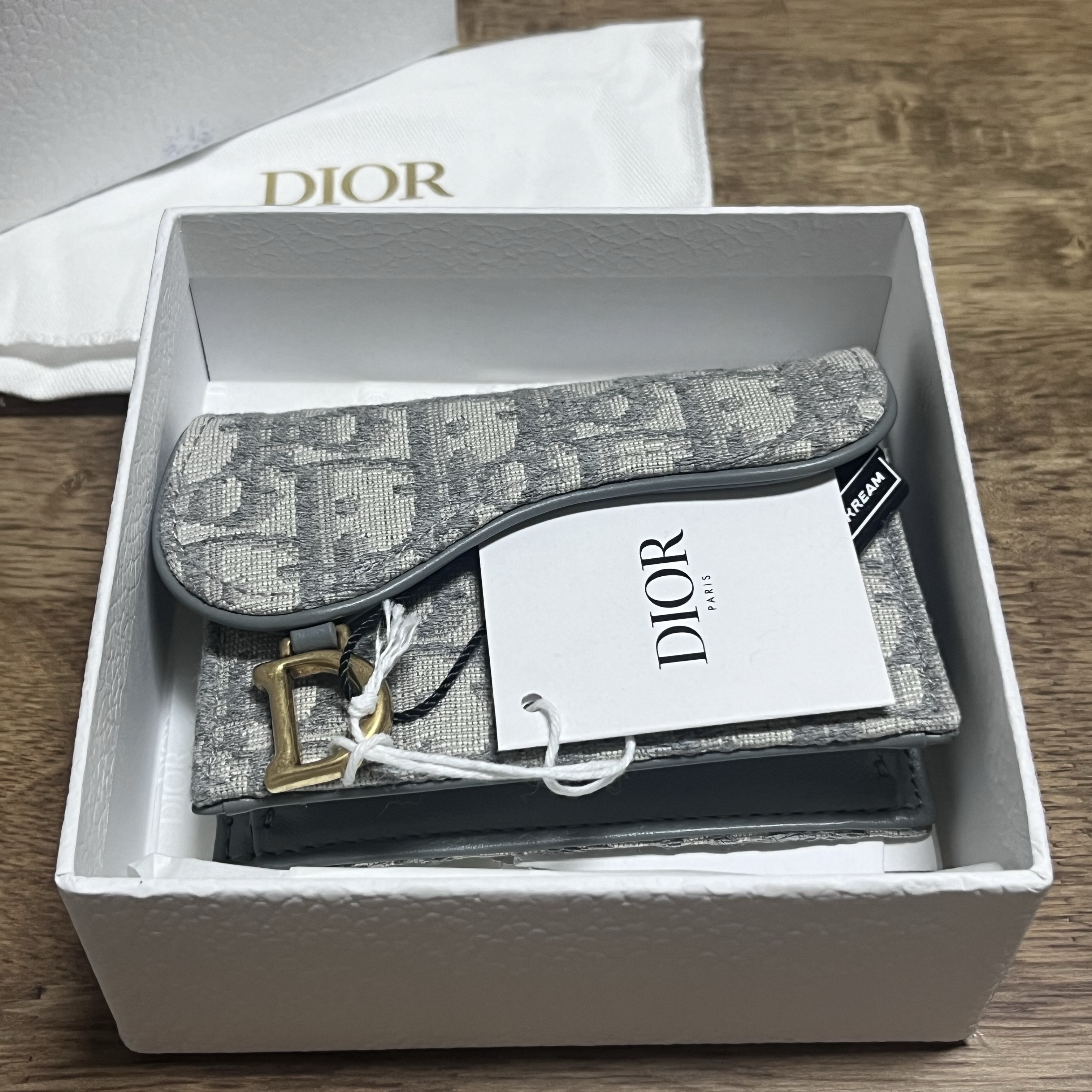 Dior Saddle Flap Card Holder Grey Dior Oblique Jacquard 착용 스타일