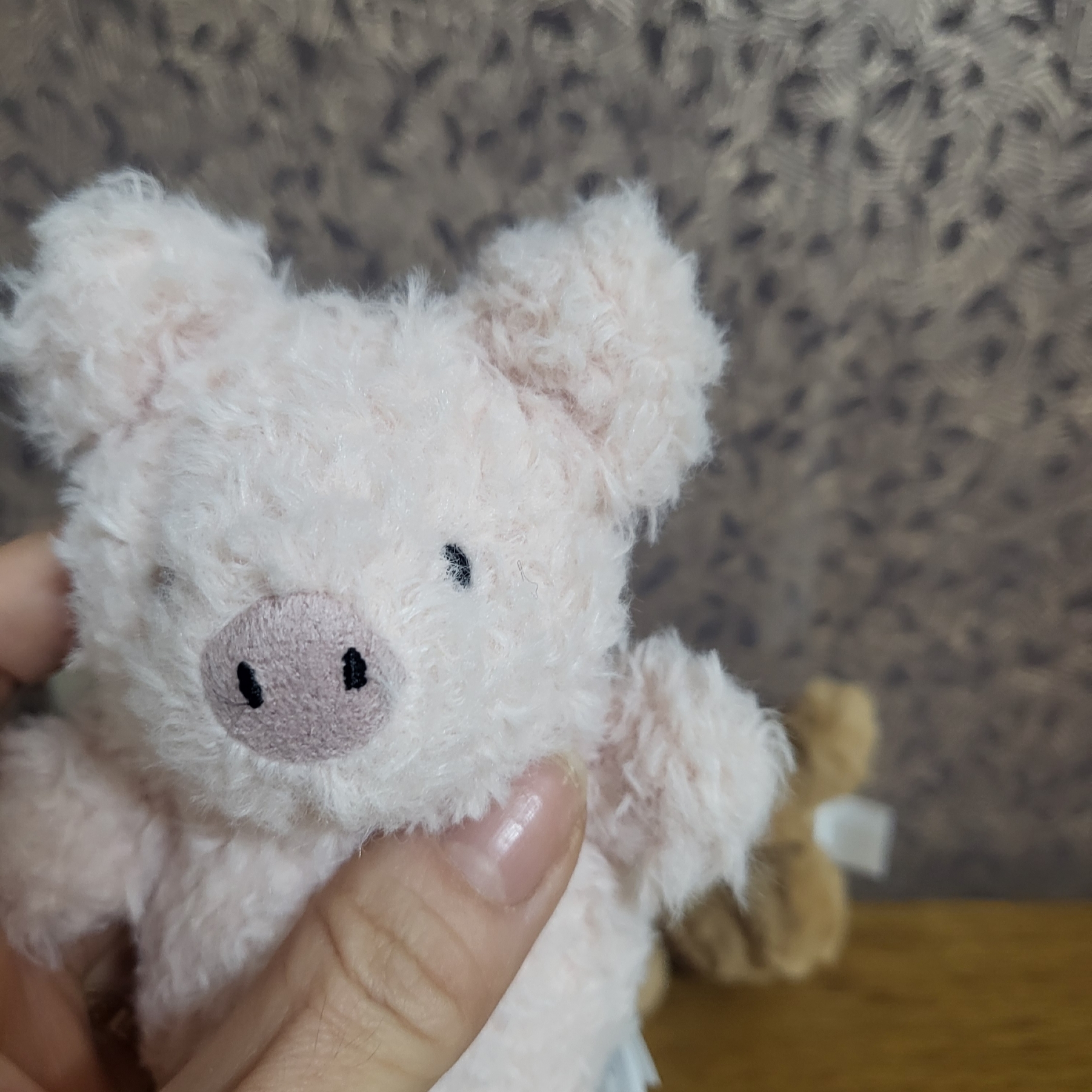 Jellycat Little Pig Bag Charm Fuzzy Pink 착용 스타일