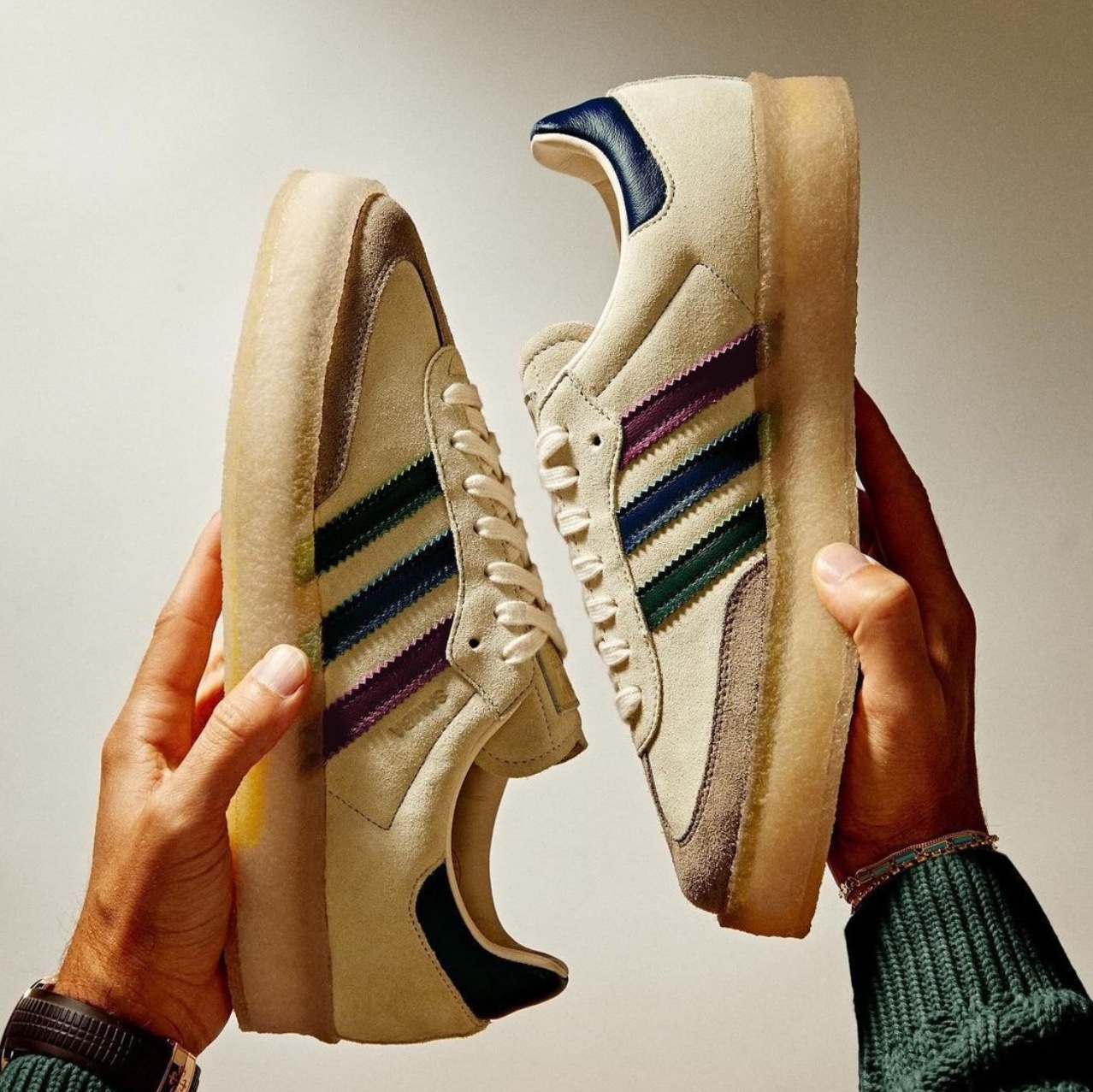 Adidas x Clarks x Ronnie Fieg 8th Street Samba Chalk White Collegiate Green 착용 스타일 - 5