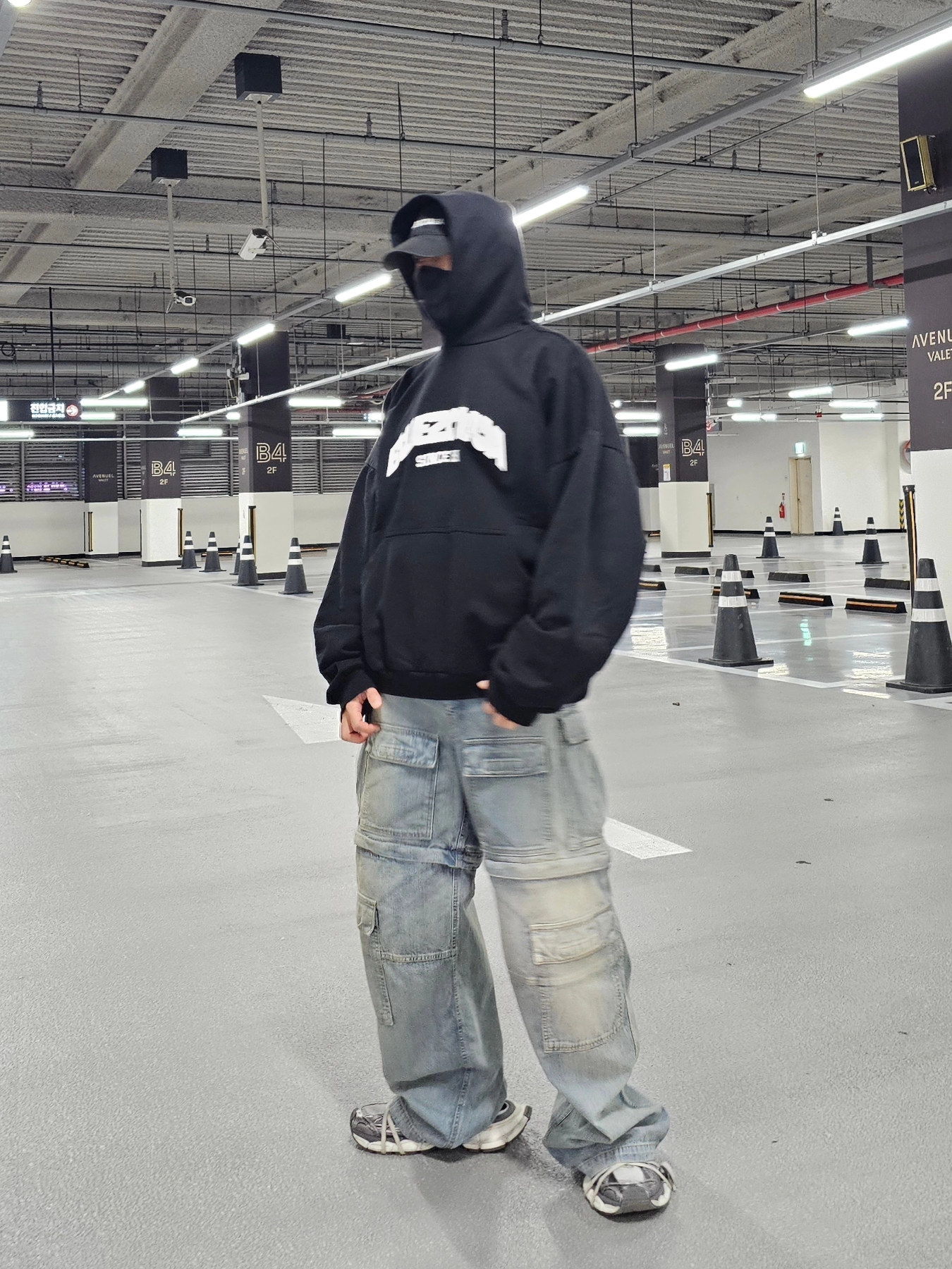 (W) Balenciaga Cargo Boyfriend Jeans Blue, Balenciaga 3XL Sneakers Grey White Red 착용 스타일 - 3