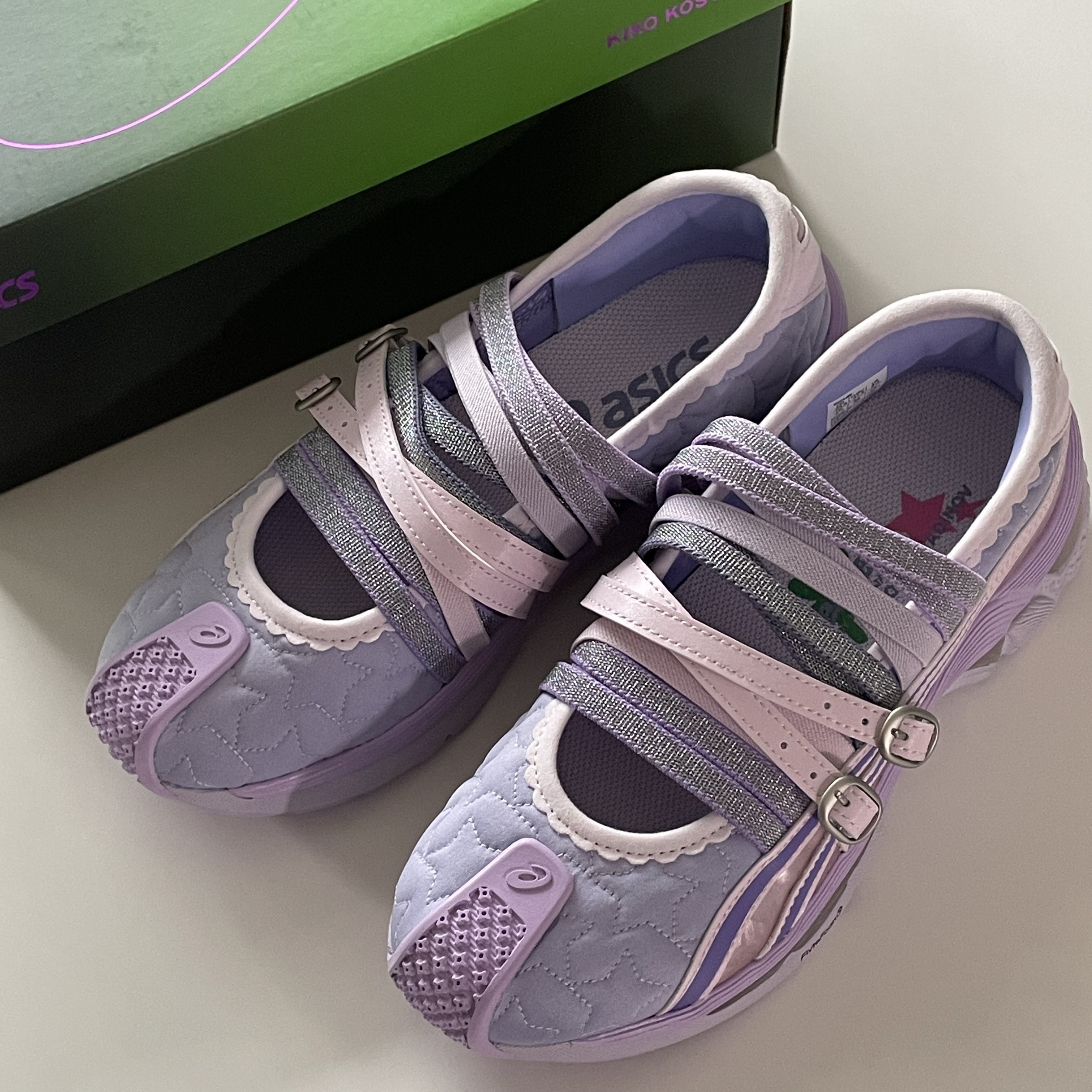 (W) Asics x Kiko Kostadinov x Heaven by Marc Jacobs Gel-Lokros Vapor Cosmos 착용 스타일 - 1