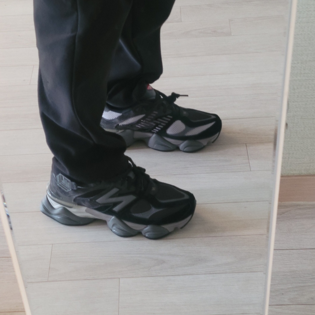 New Balance 9060 Black Castlerock 착용 스타일 - 1
