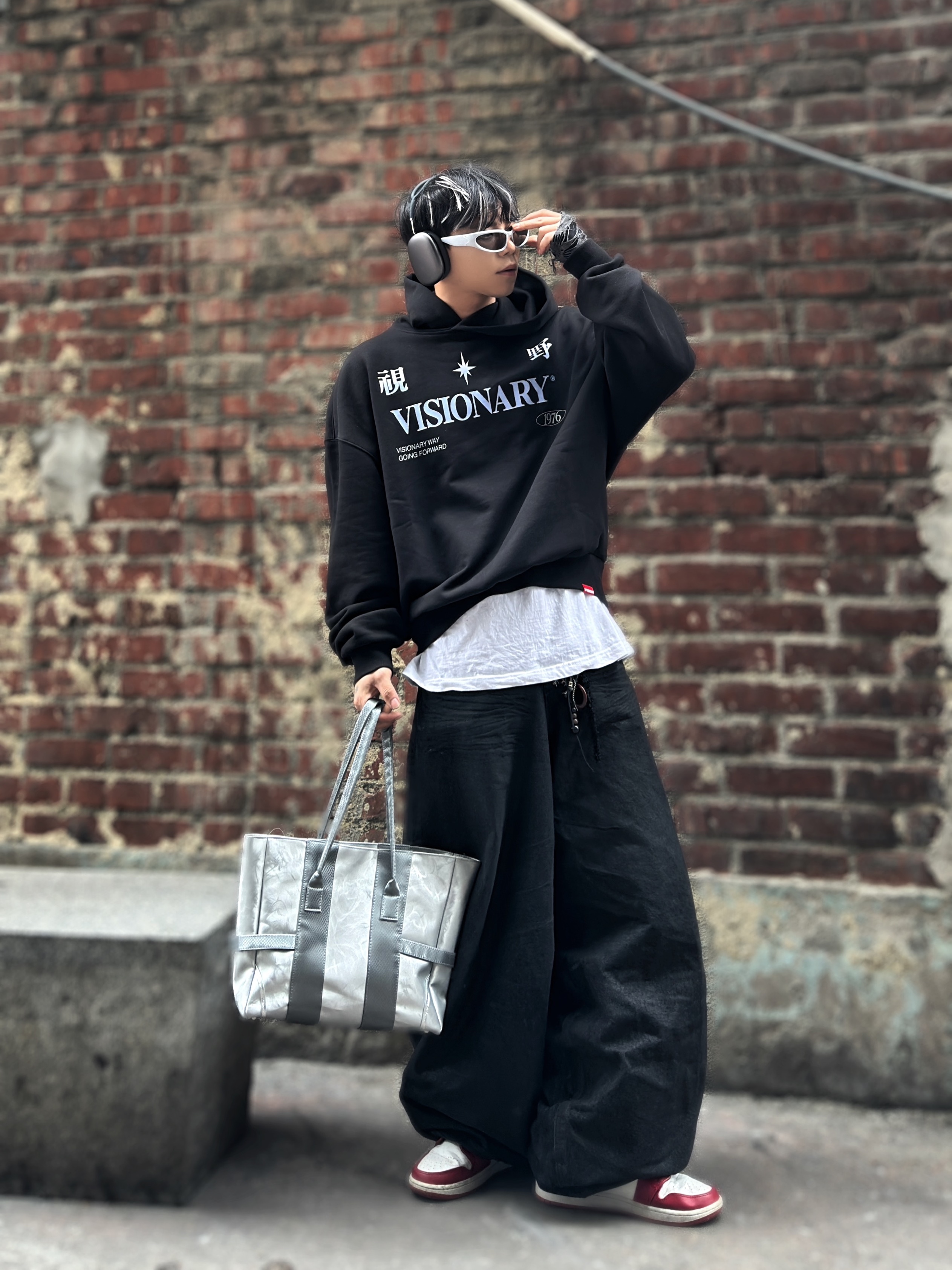 Jordan 1 Retro High OG Chicago 2015, Apple AirPods Max Lightning Space Gray (Korean Ver.) 착용 스타일 - 1