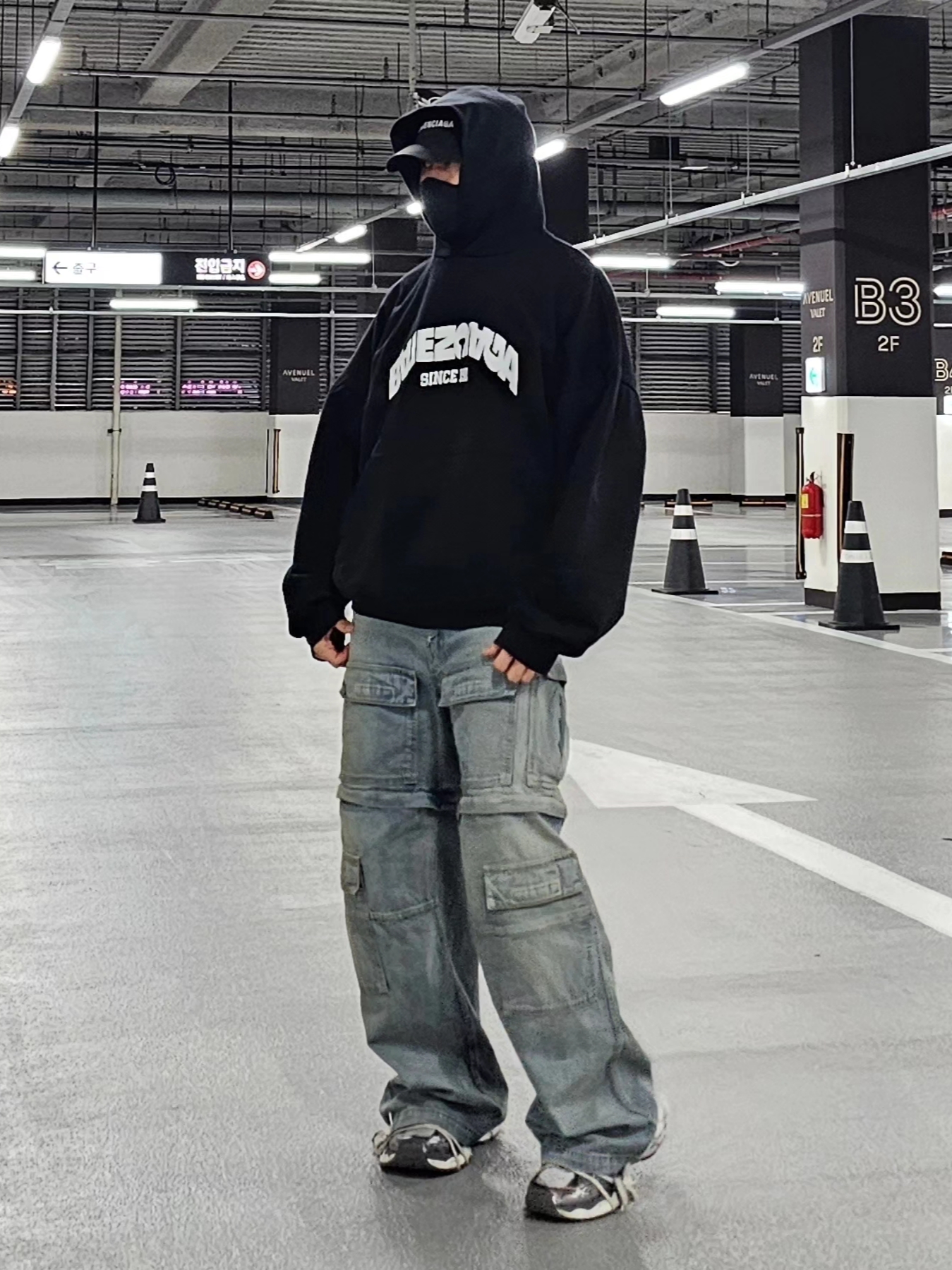 (W) Balenciaga Cargo Boyfriend Jeans Blue, Balenciaga 3XL Sneakers Grey White Red 착용 스타일 - 4