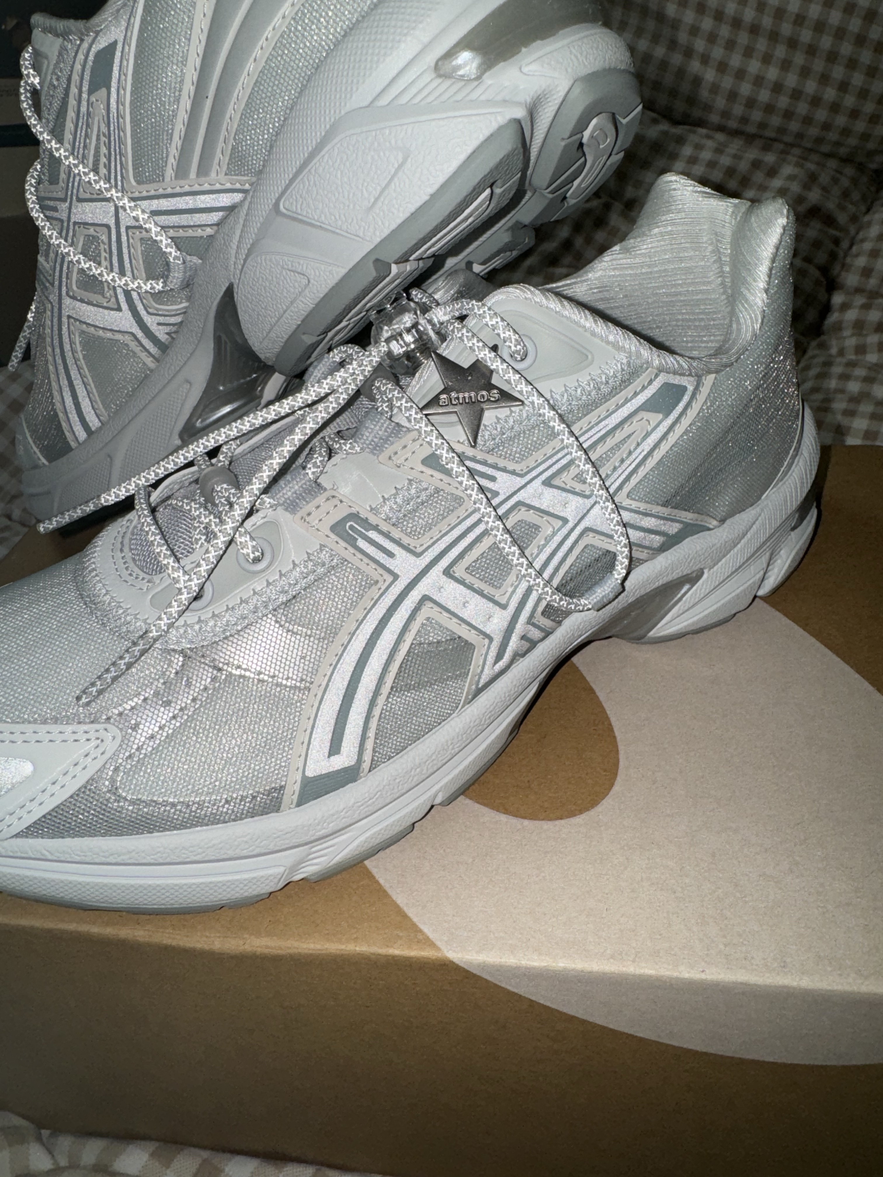 Asics x Atmos x Ojos Gel-1130 RE Glacier Grey Pure Silver 착용 스타일 - 3