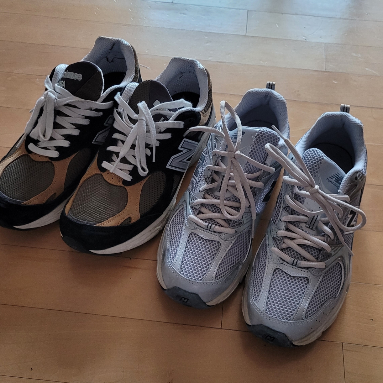 New Balance 530 Vintage Metallic Silver, New Balance 990v3 Made in USA Black Tan 착용 스타일 - 1