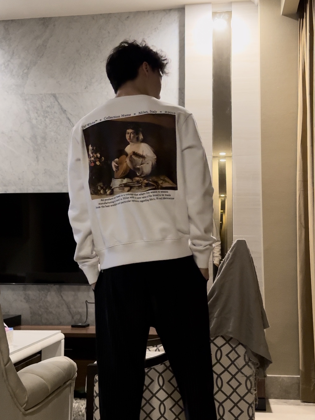 Off-White Caravaggio Lute Slim Crew Sweatshirt White, Apple iPhone 15 Pro Max 256GB Natural Titanium (Korean Ver.) 착용 스타일 - 1