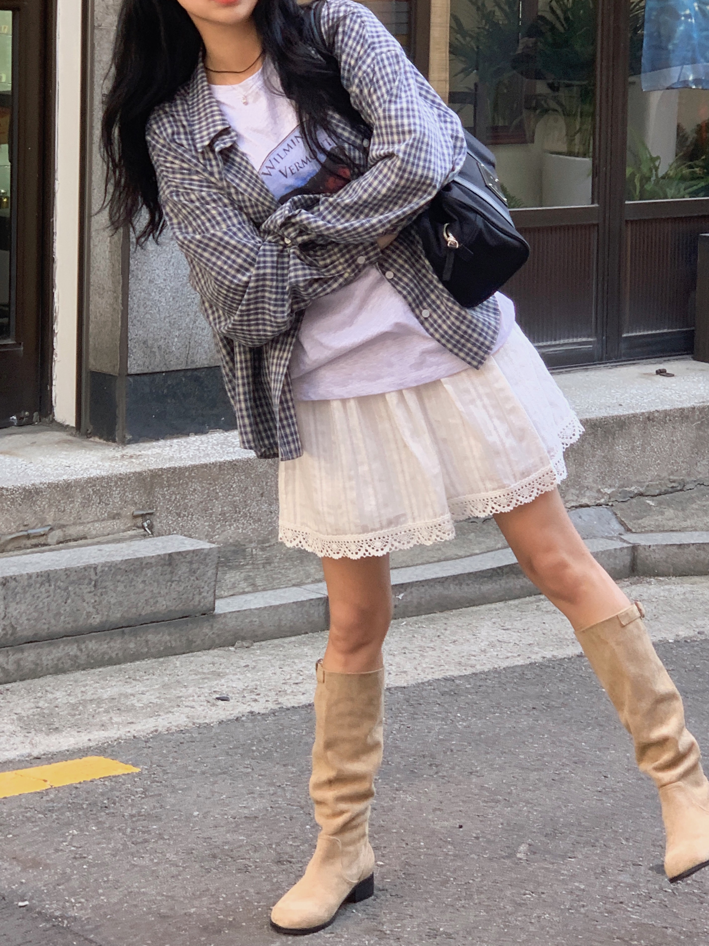 Matin Kim Sporty Tote Bag Black 착용 스타일 - 2