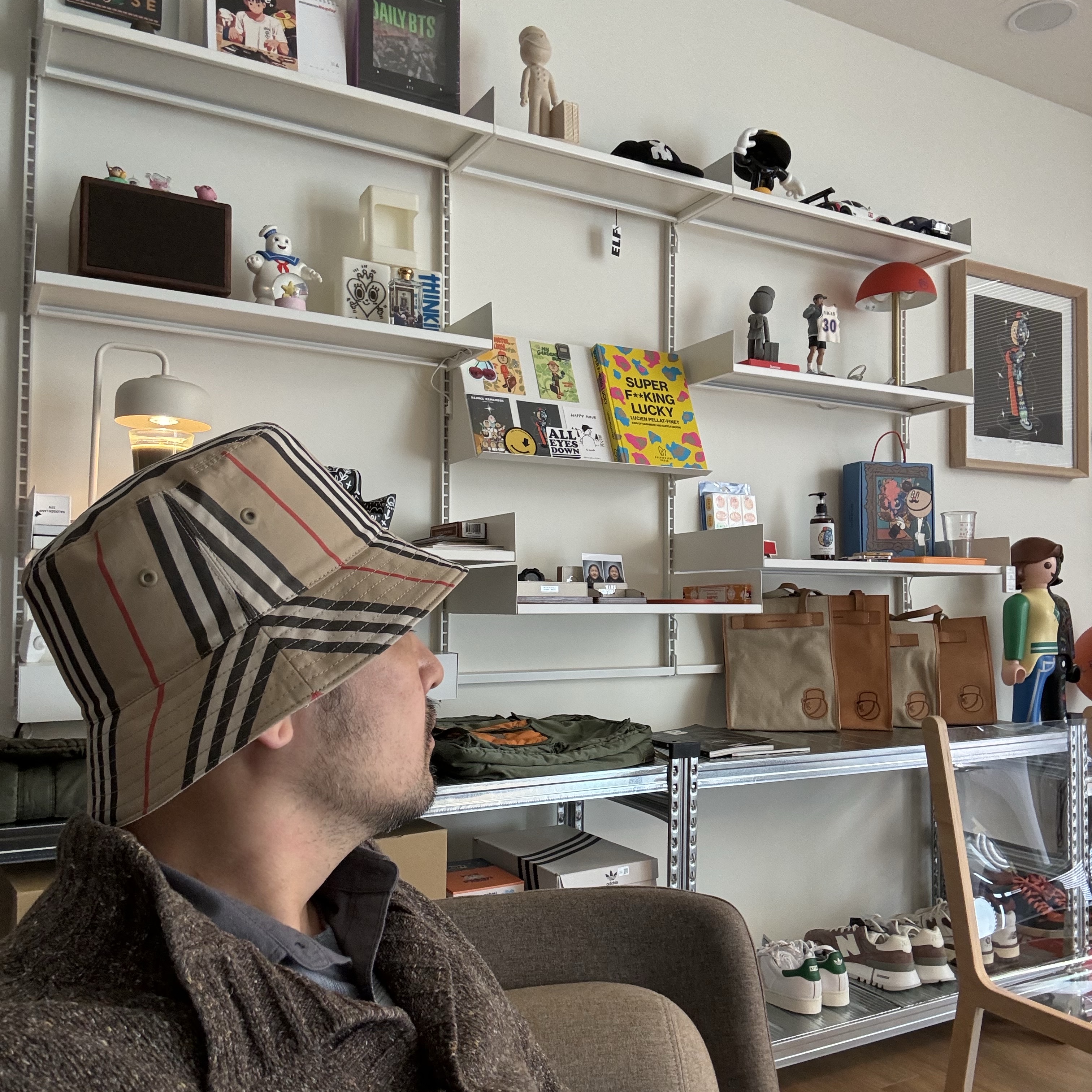 Burberry Reversible Icon Stripe Bucket Hat Archive Beige Black 착용 스타일 - 1
