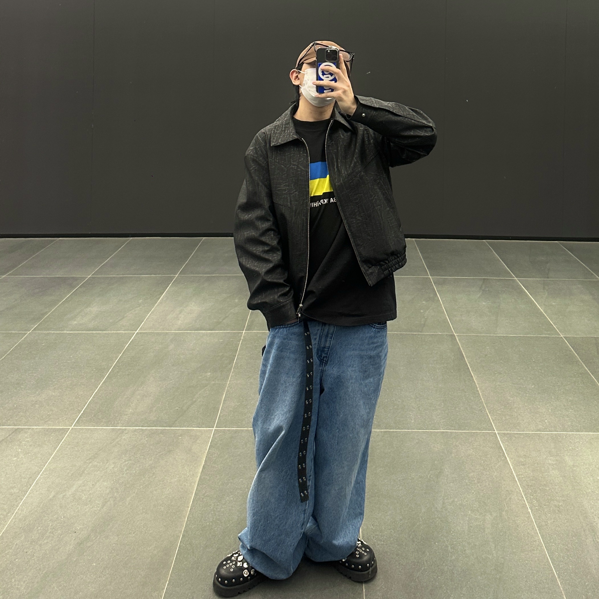 Balenciaga Support Ukraine LS T-Shirt Black 착용 스타일