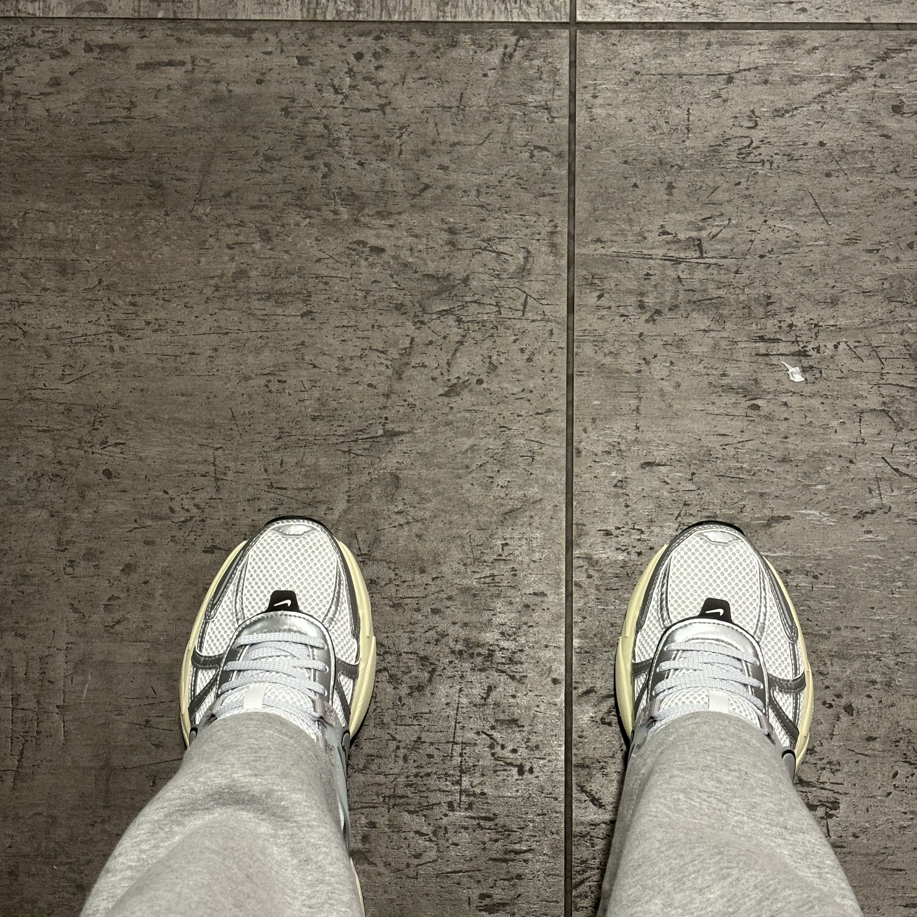 Nike V2K Run Summit White Metallic Silver 착용 스타일 - 2
