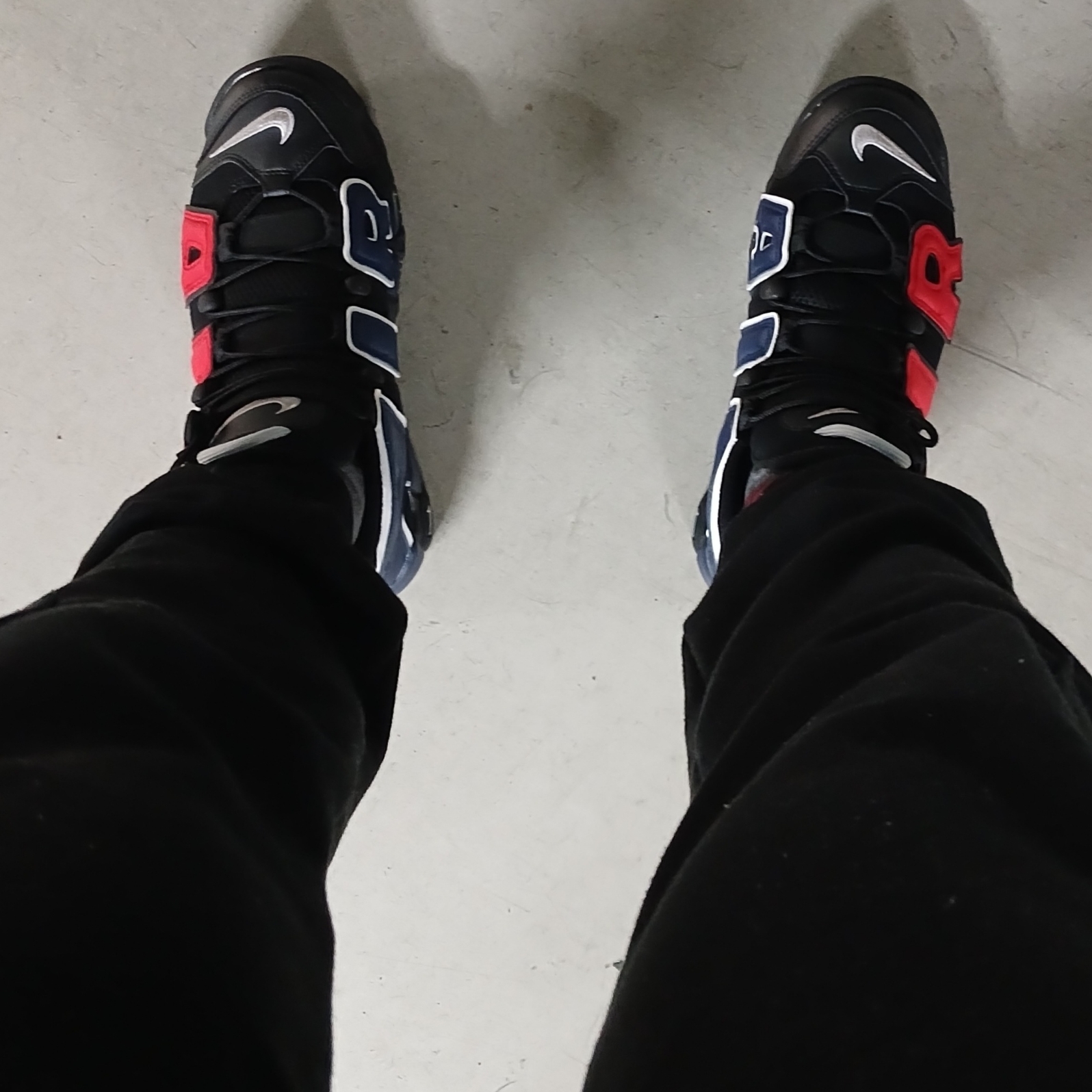 Nike Air More Uptempo 96 Black University Red 착용 스타일 - 3