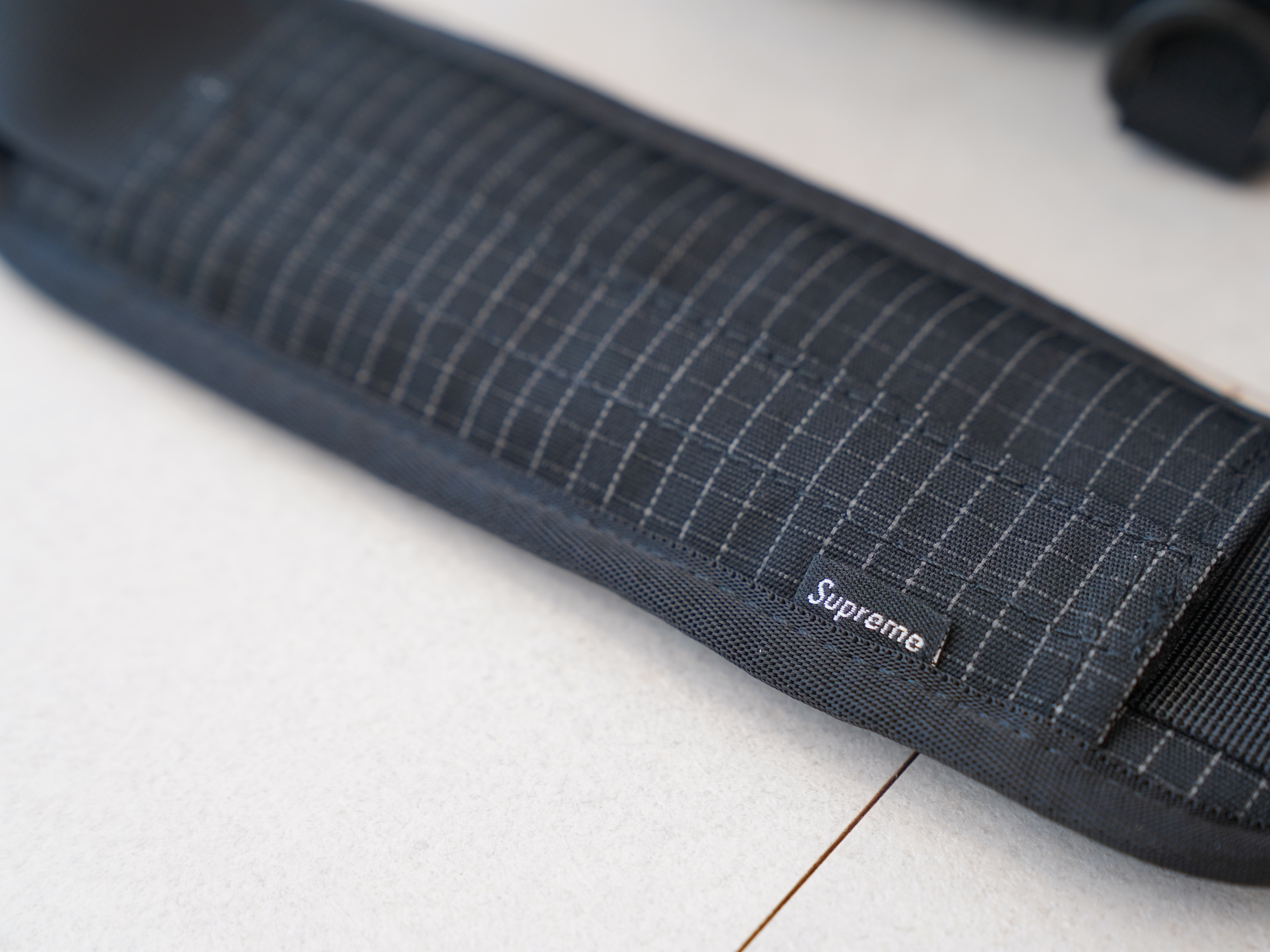 Supreme Mini Duffle Bag Black - 24SS, Supreme Hav-A-Hank Bandanas Multicolor (Set of 3) - 24SS 착용 스타일 - 3
