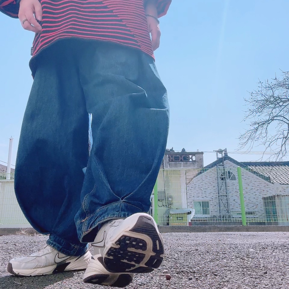 Nike V2K Run Light Orewood Brown Khaki, Zara x Ader Error Wide Leg Jeans Blue 착용 스타일 - 2
