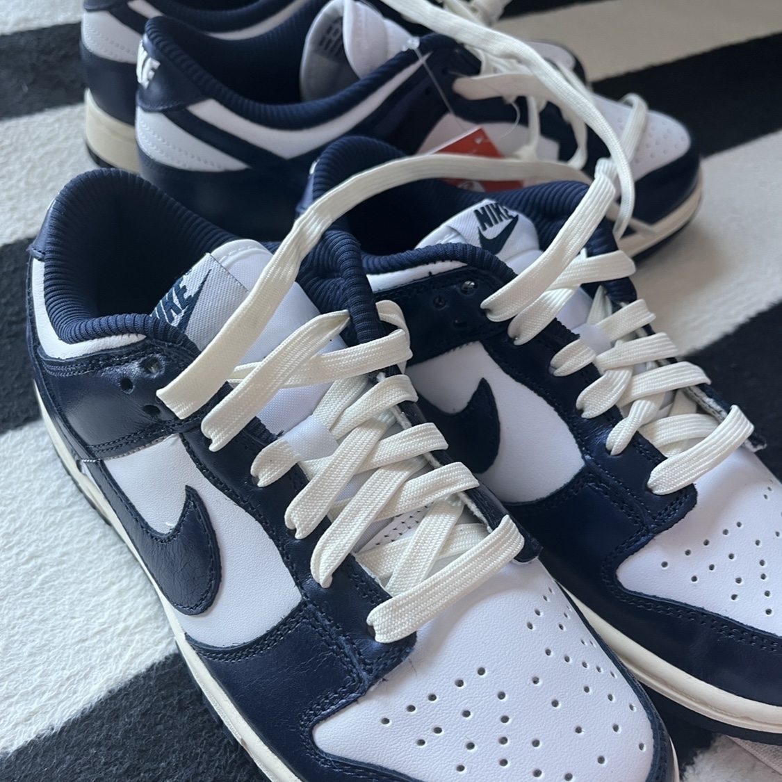 (W) Nike Dunk Low PRM Midnight Navy and White 착용 스타일