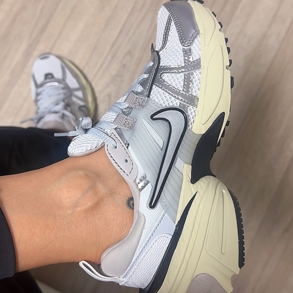 Nike V2K Run Summit White Metallic Silver 착용 스타일 - 2