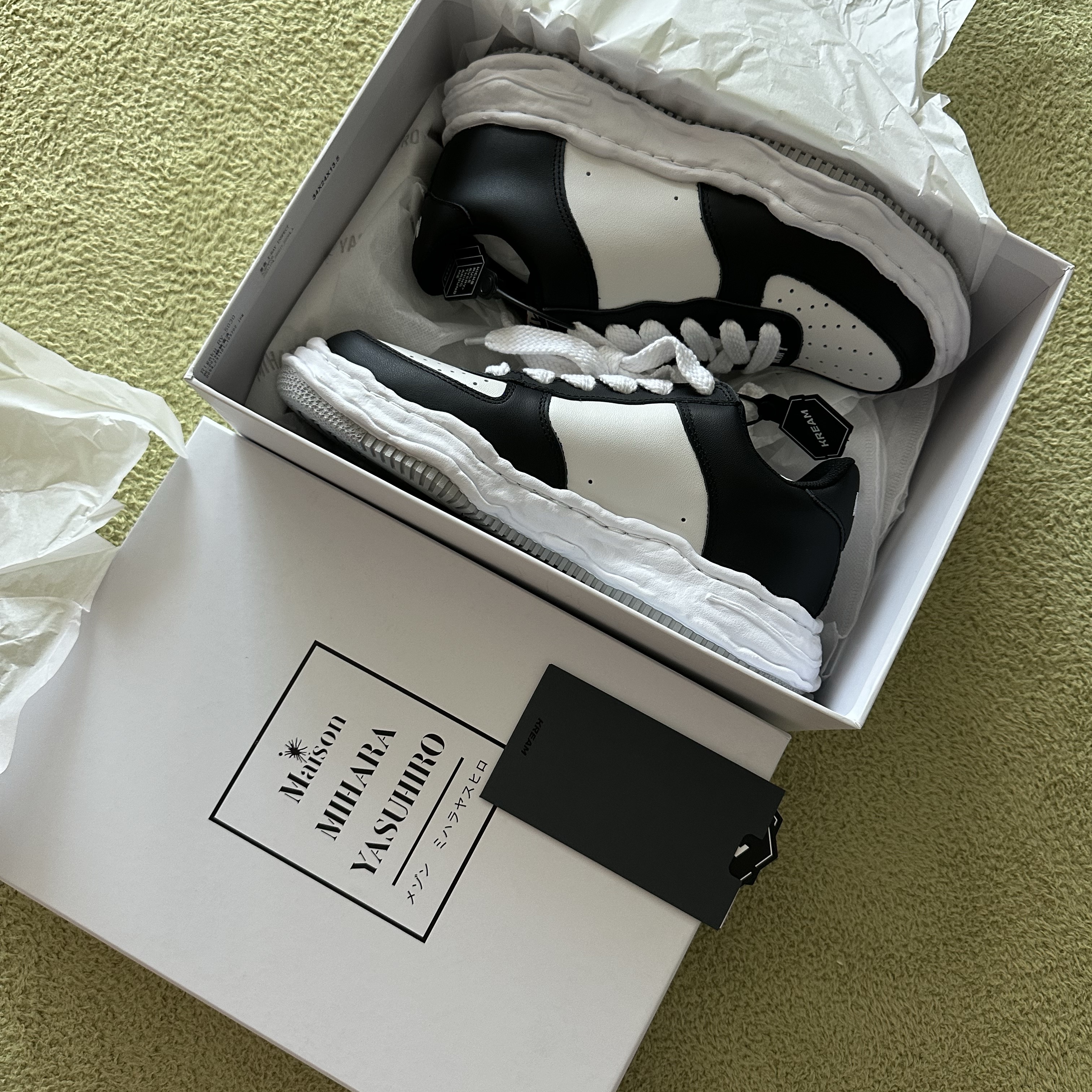 Maison Mihara Yasuhiro Wayne OG Sole Leather Low-top Sneakers Black White 착용 스타일