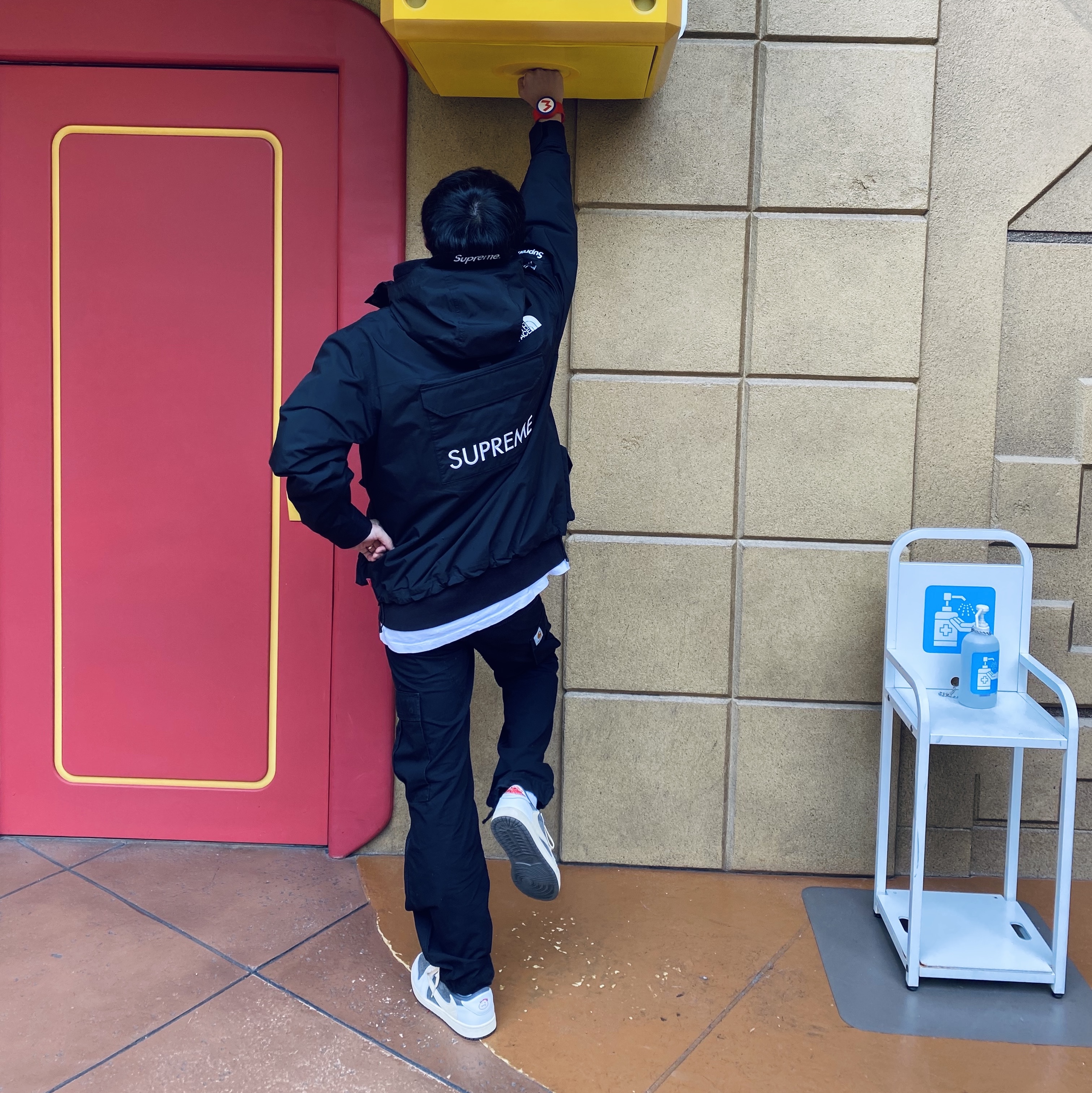 Supreme x The North Face Cargo Jacket Black - 20SS, Jordan 1 x Travis Scott Retro Low OG SP Sail and Ridgerock 착용 스타일 - 2