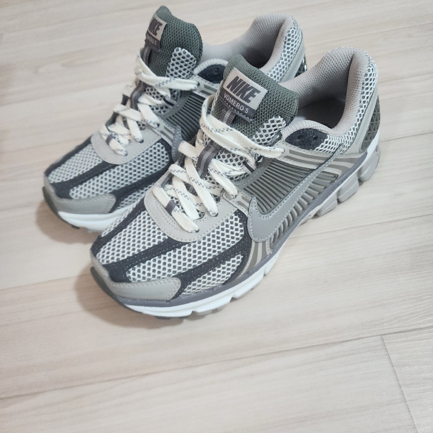 Nike Zoom Vomero 5 PRM Light Iron Ore and Flat Fewter 착용 스타일