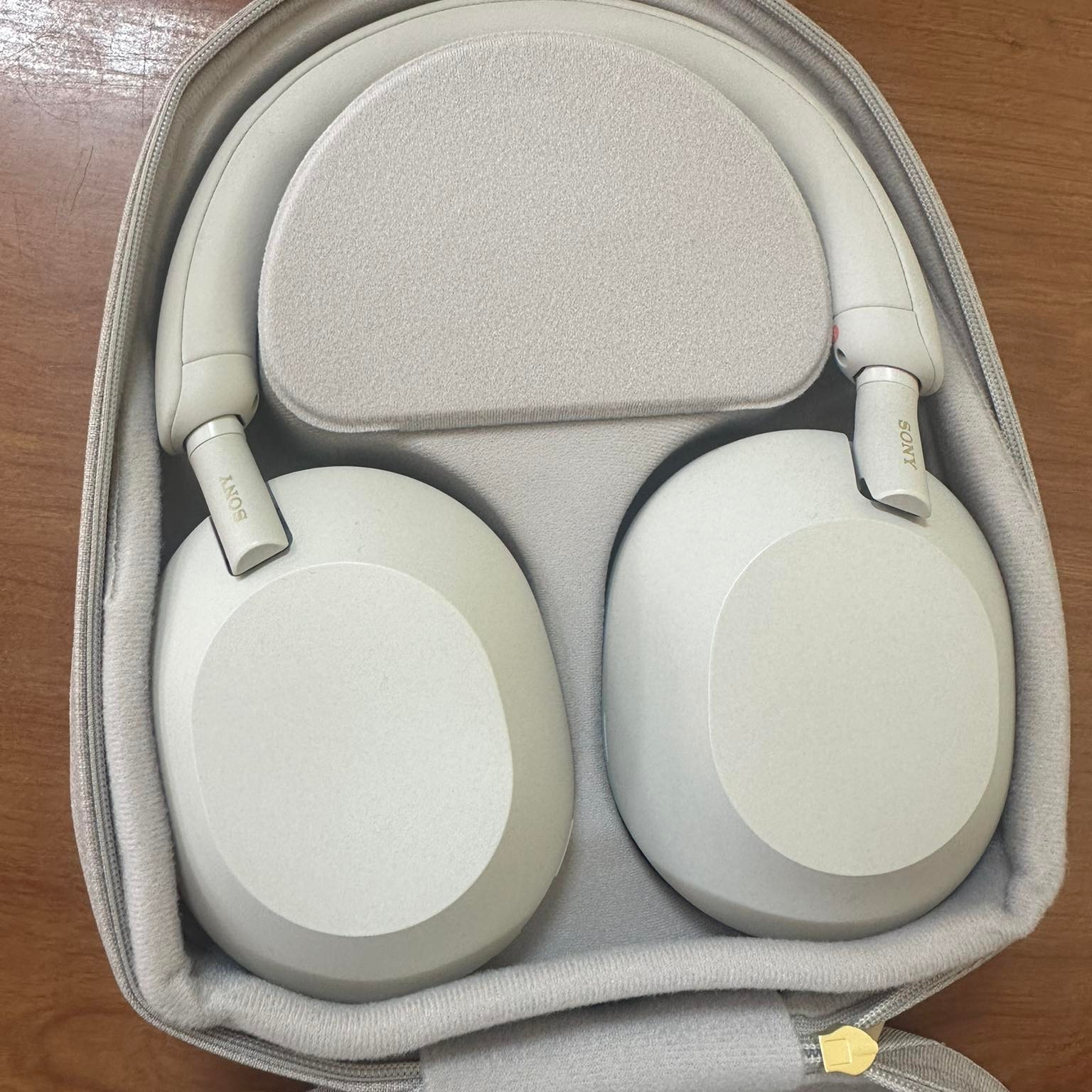 Sony WH-1000XM5 Silver (Sony Korea Ver.) 착용 스타일 - 2