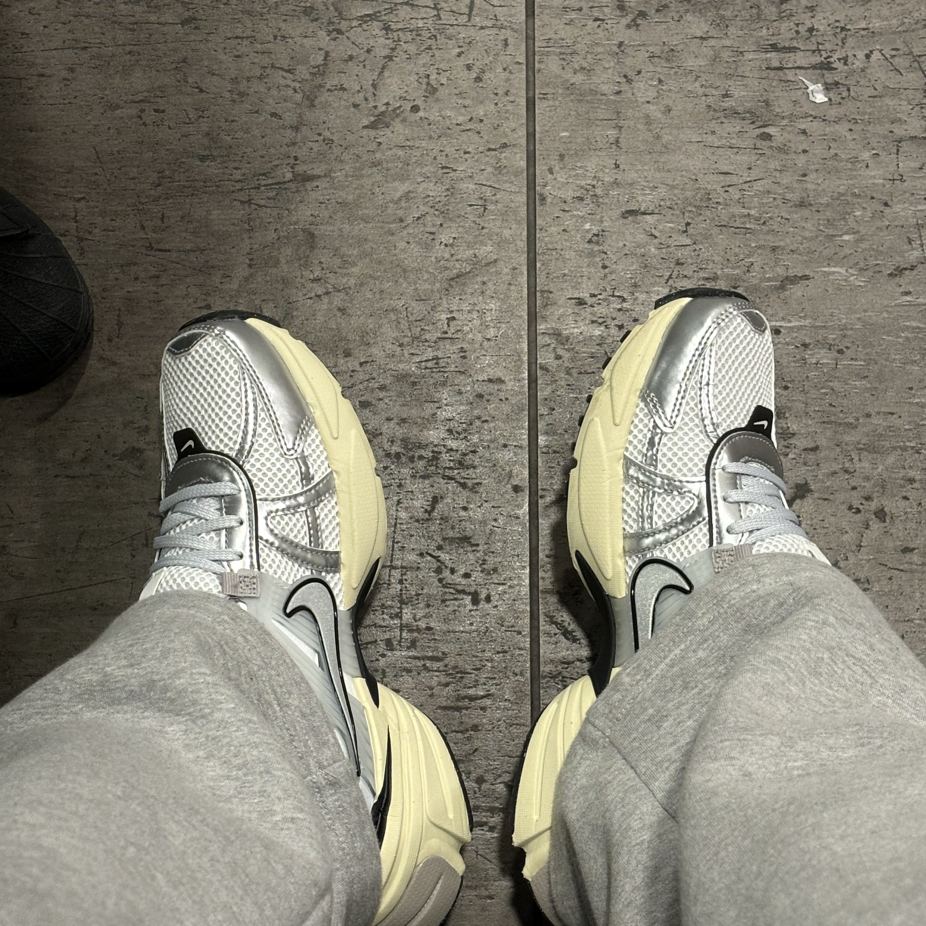 Nike V2K Run Summit White Metallic Silver 착용 스타일 - 1