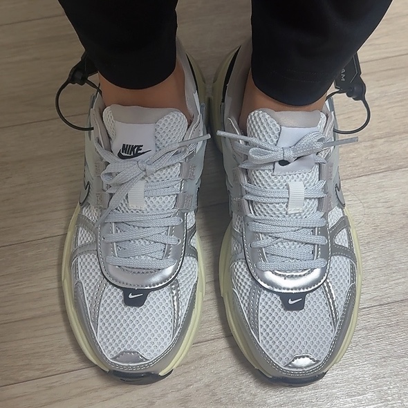 Nike V2K Run Summit White Metallic Silver 착용 스타일 - 1