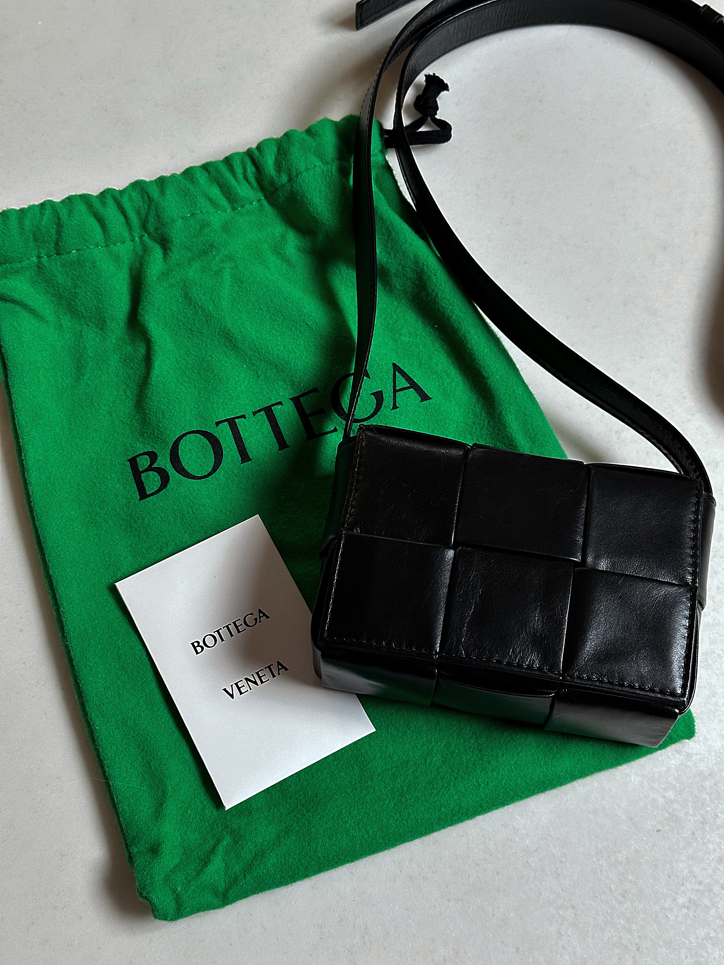Bottega Veneta Mini Leather Cassette Black 착용 스타일