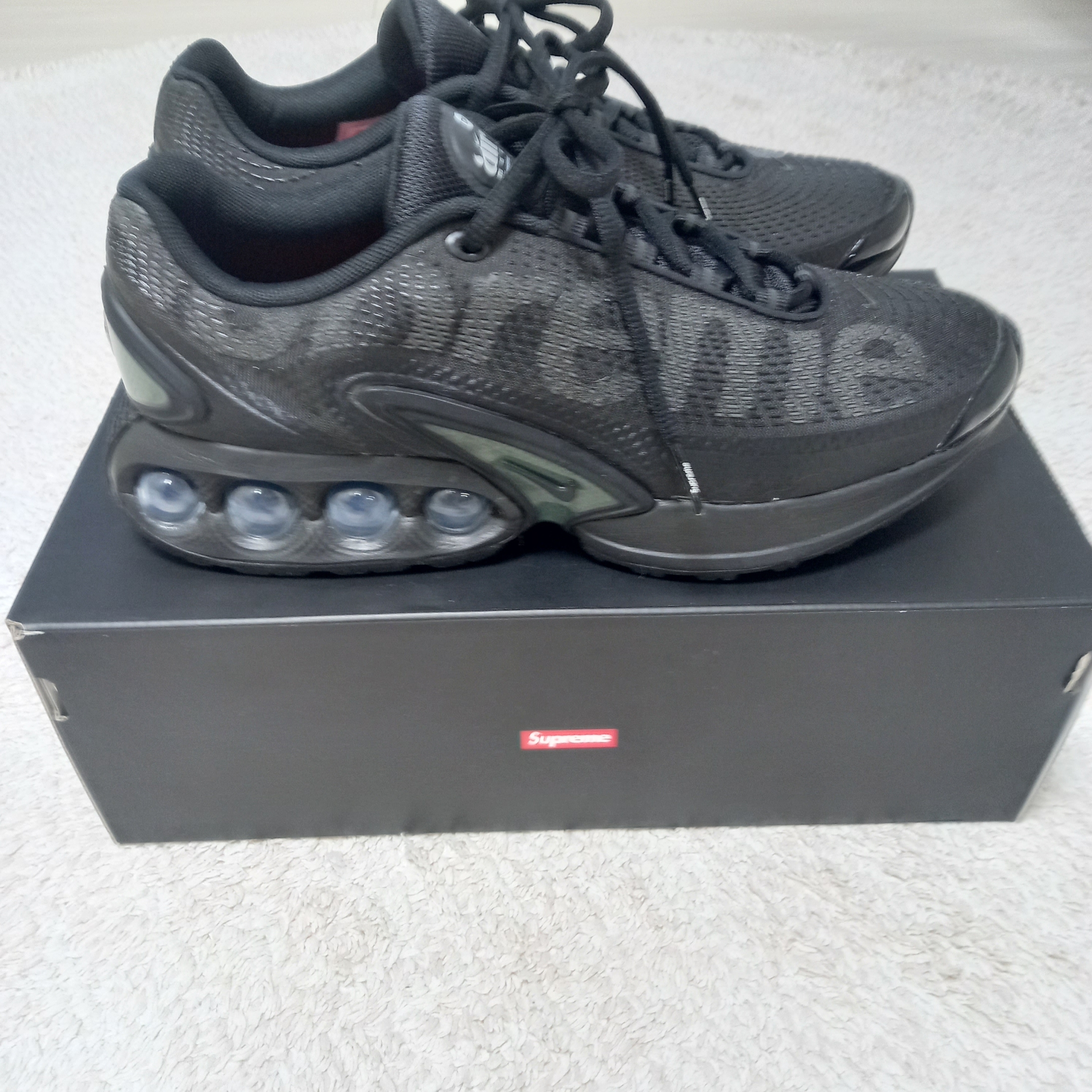 Nike x Supreme Air Max DN SP Black Galactic Jade, Nike Everyday Plus Cushioned Crew Socks White Varsity Royal (Korean Ver.) 착용 스타일 - 5
