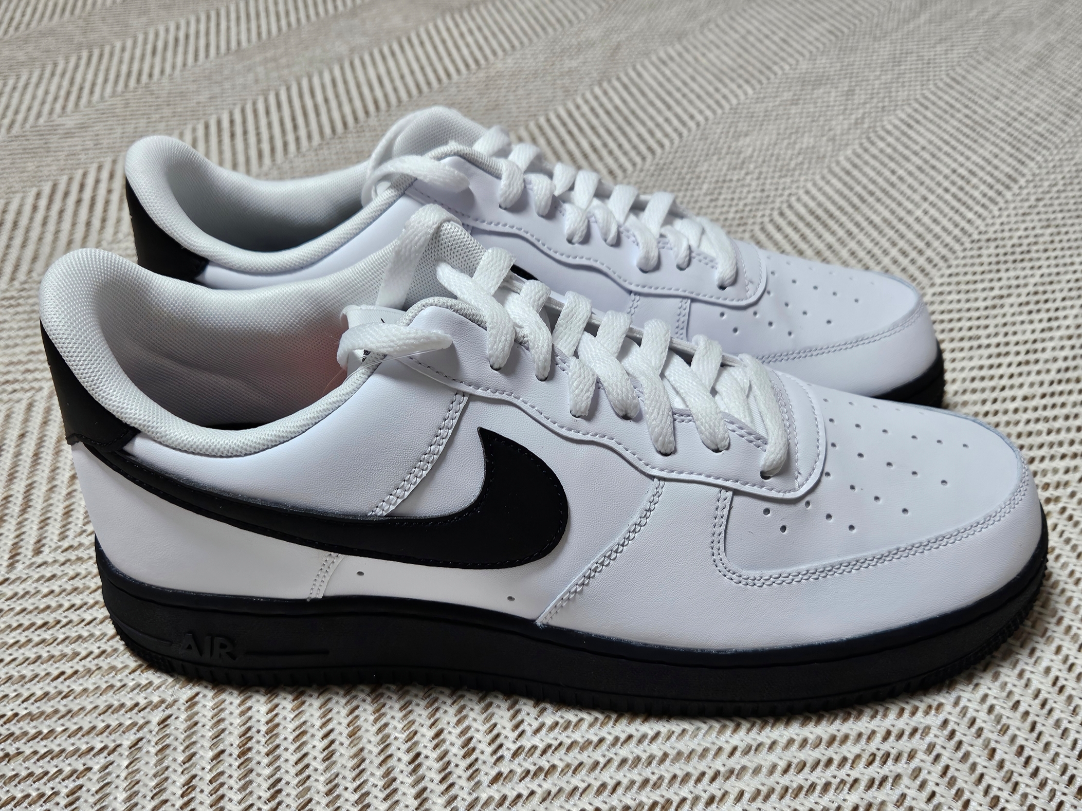 Nike Air Force 1 Low White Black Midsole 착용 스타일