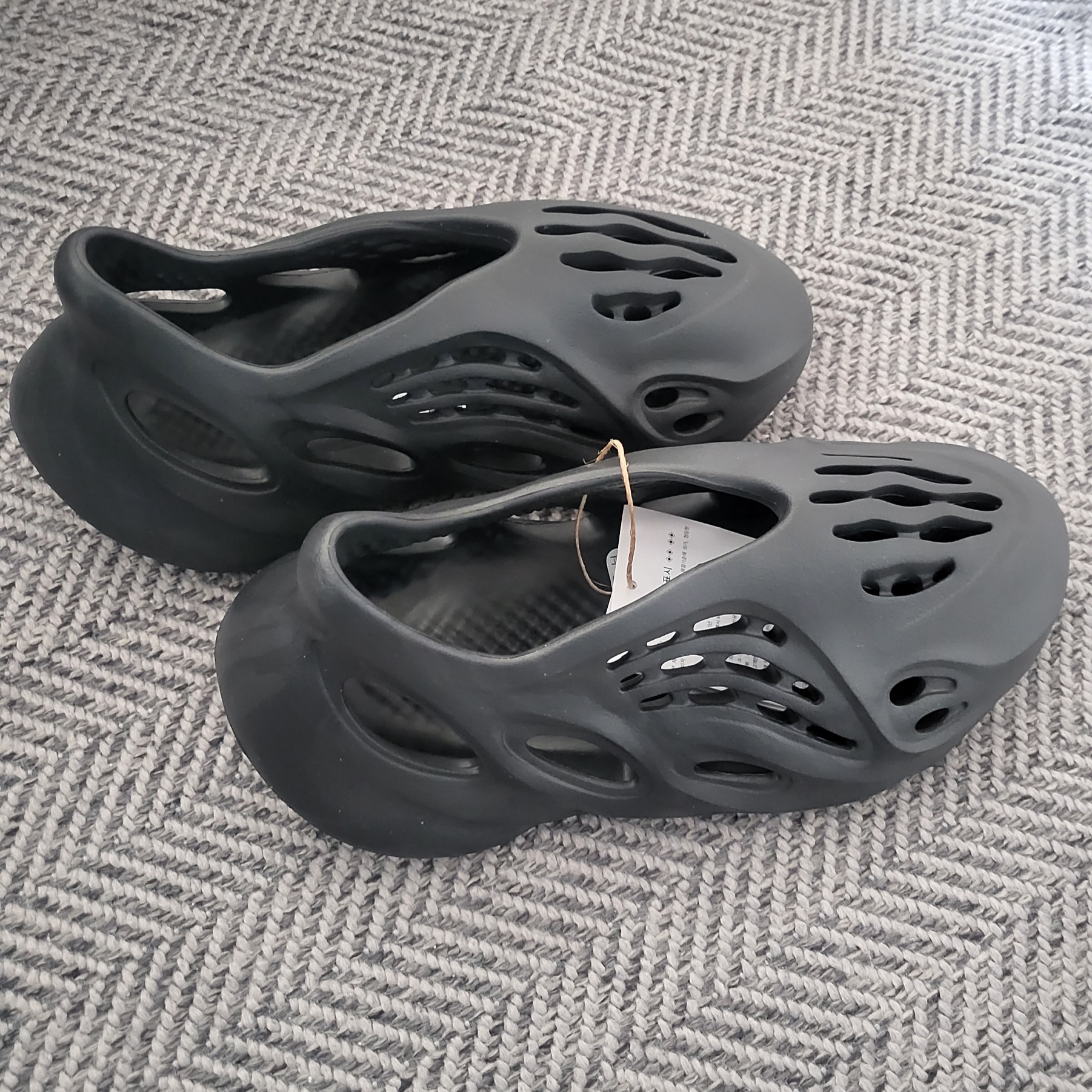 Adidas Yeezy Foam RNNR Onyx 착용 스타일