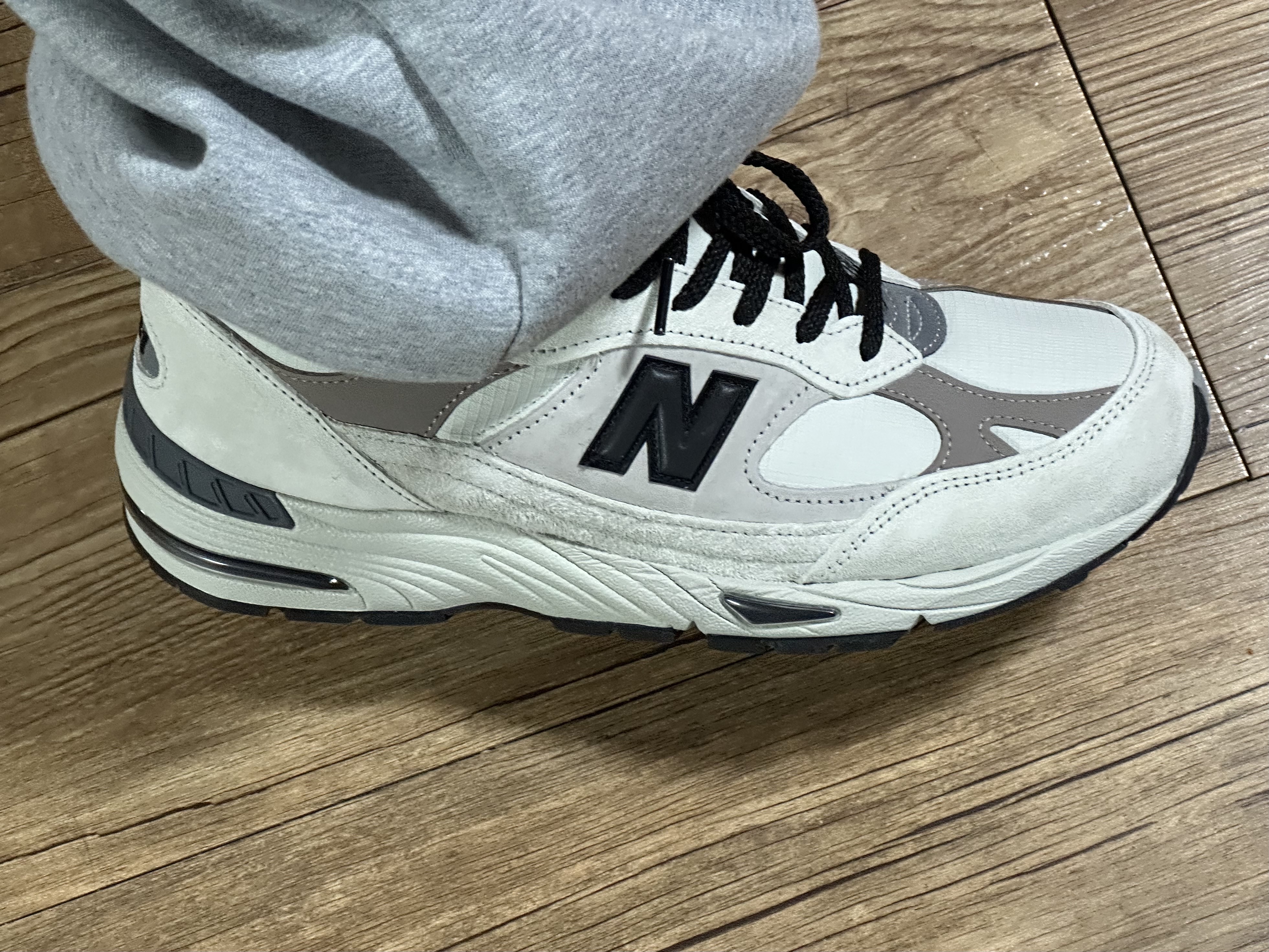 New Balance 991 Made in UK Cream Beige 착용 스타일 - 1