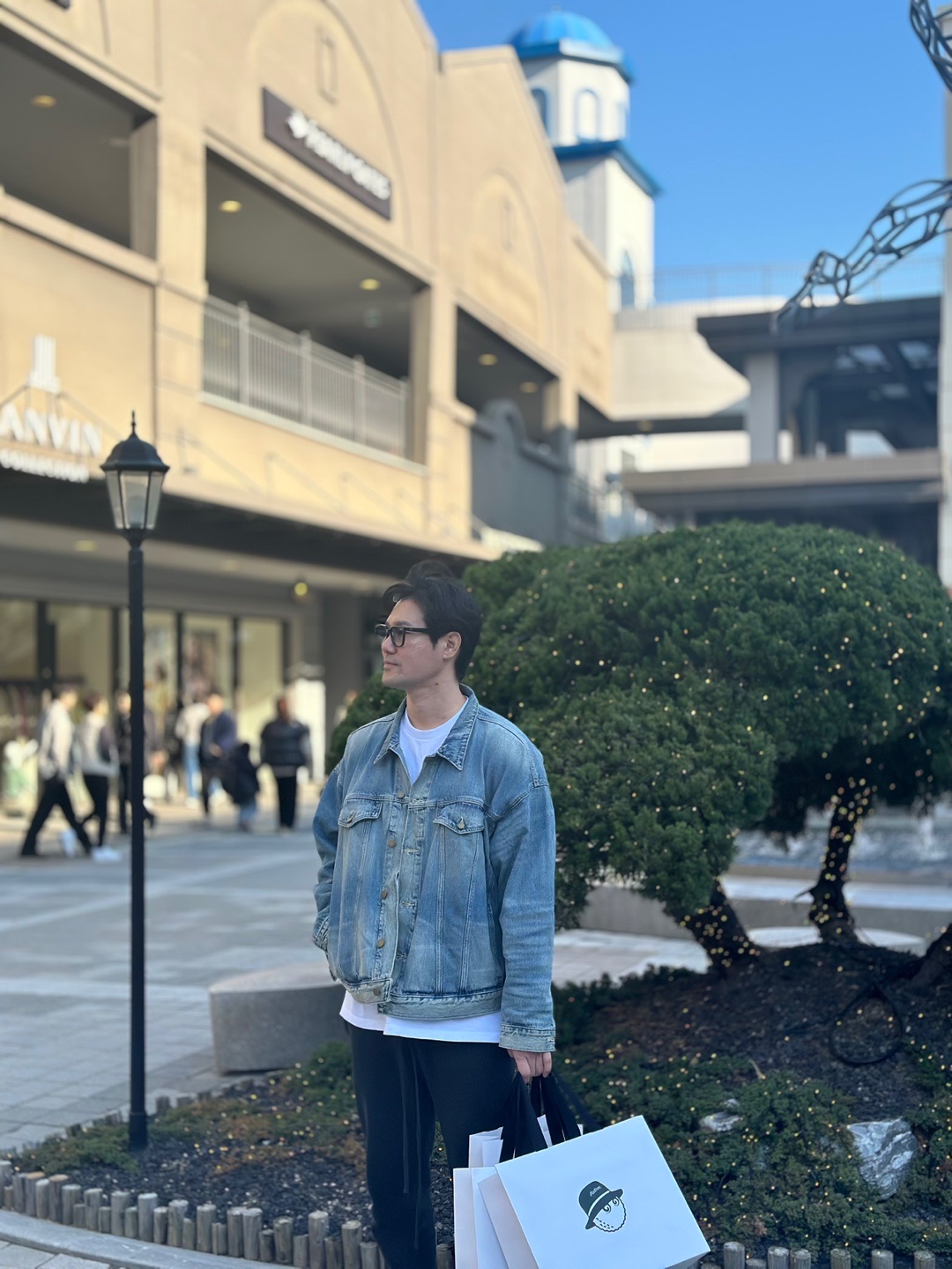 Essentials Trucker Jacket Indigo, Supreme Small Box L/S T-Shirt White - 23FW 착용 스타일 - 1