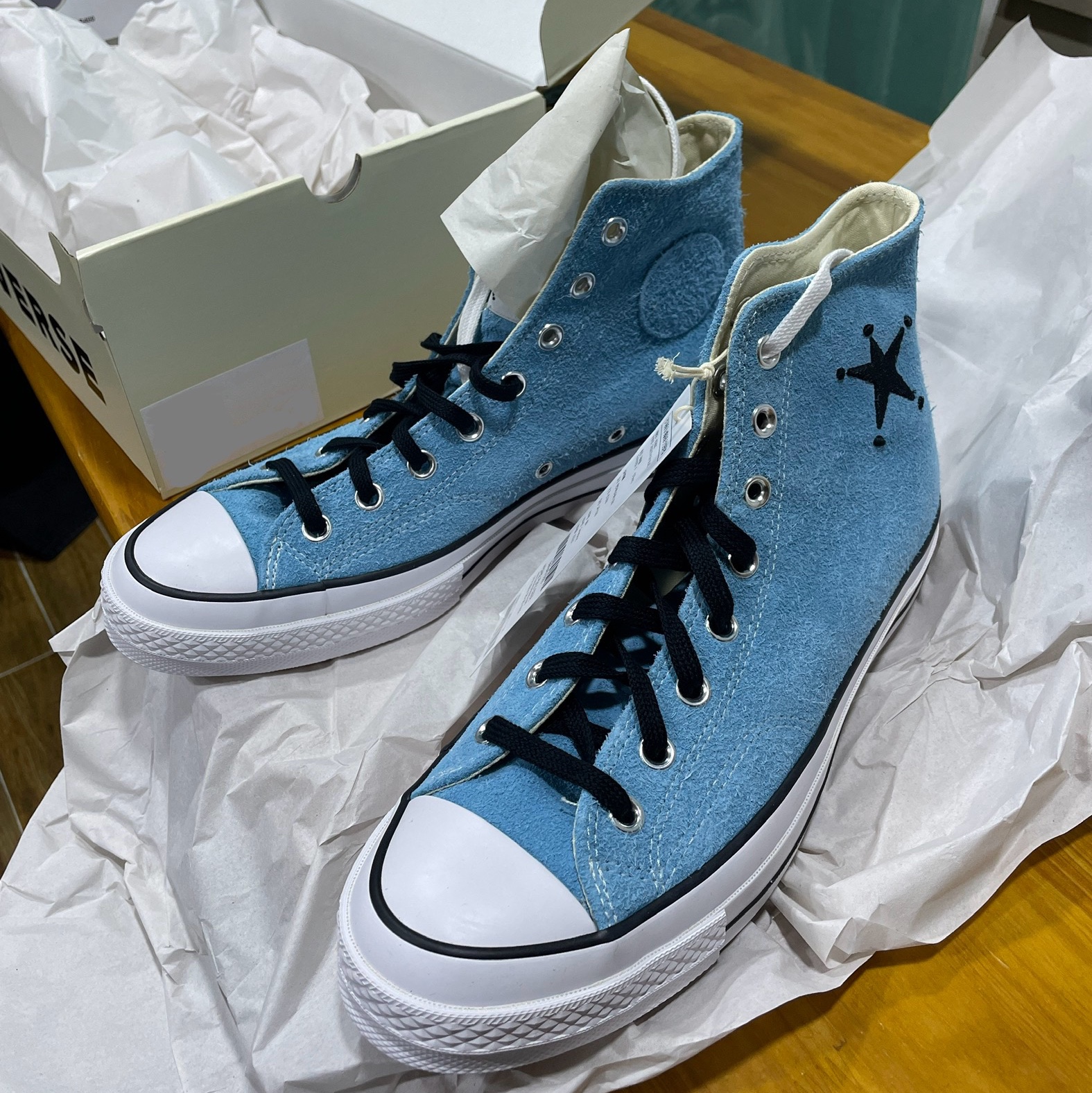 Converse x Stussy Chuck 70 Hi Sky Blue, Converse x Stussy Chuck 70 Ox Poppy Red 착용 스타일 - 1