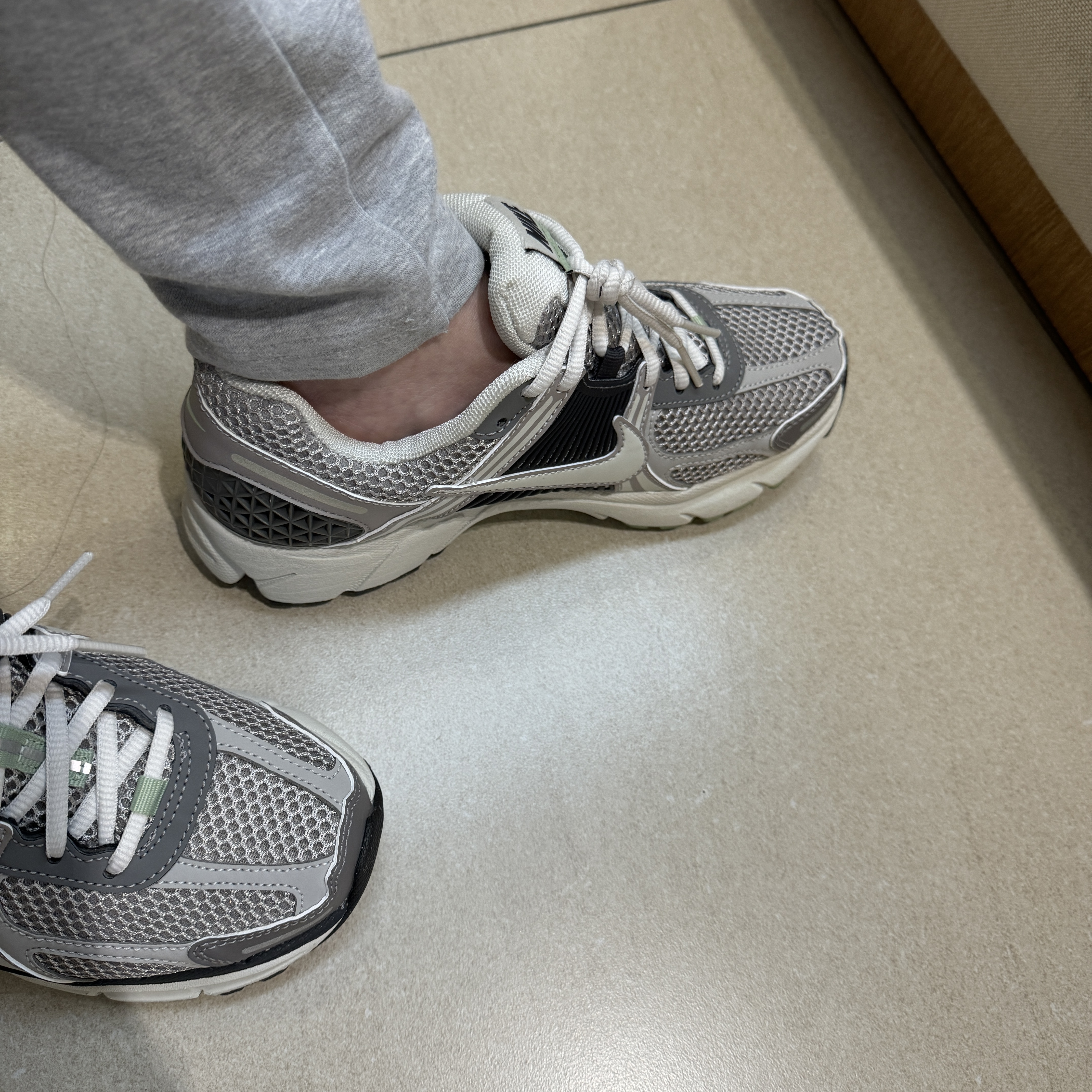 (W) Nike Zoom Vomero 5 Cobblestone and Flat Pewter 착용 스타일