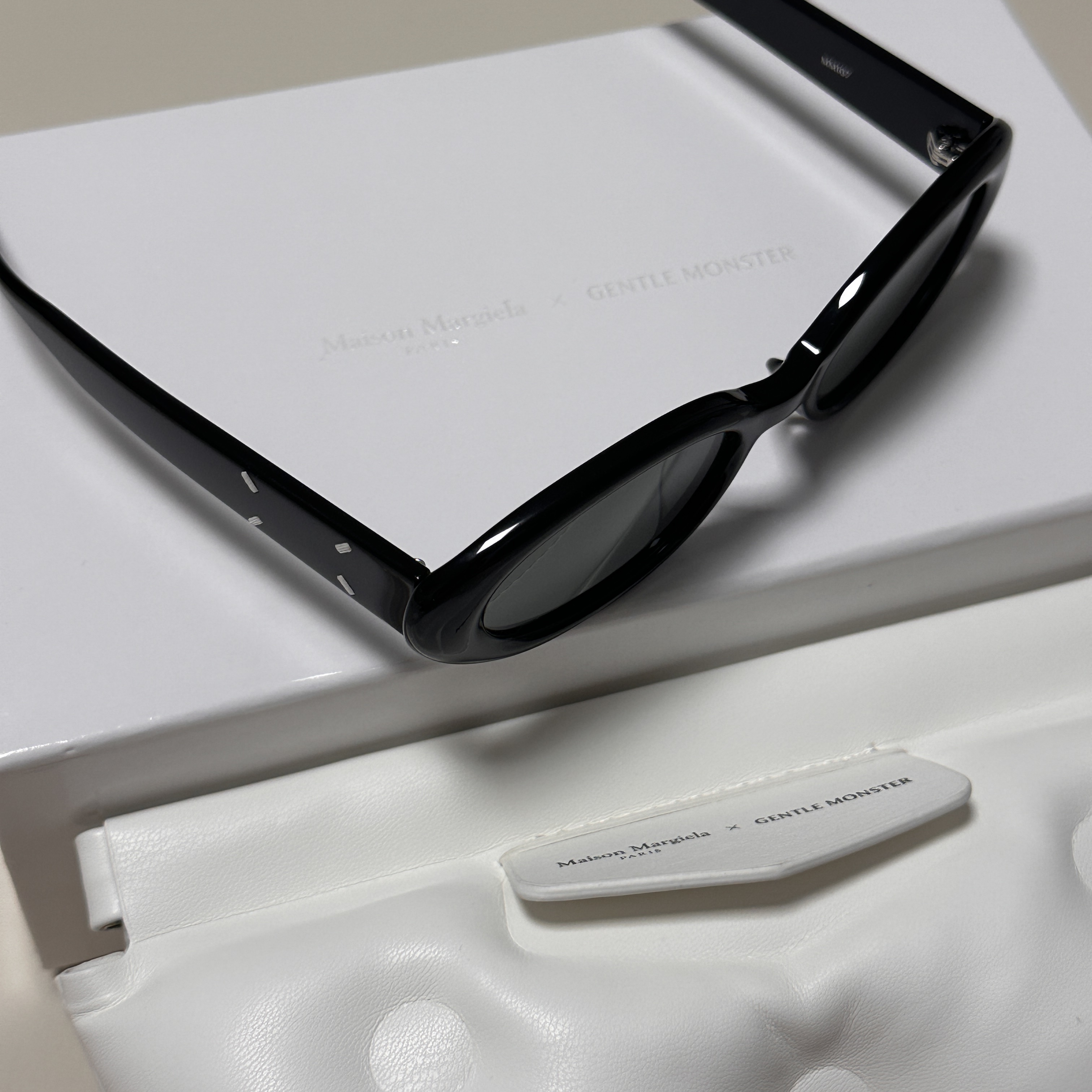 Gentle Monster x Maison Margiela MM107 Black Black 착용 스타일