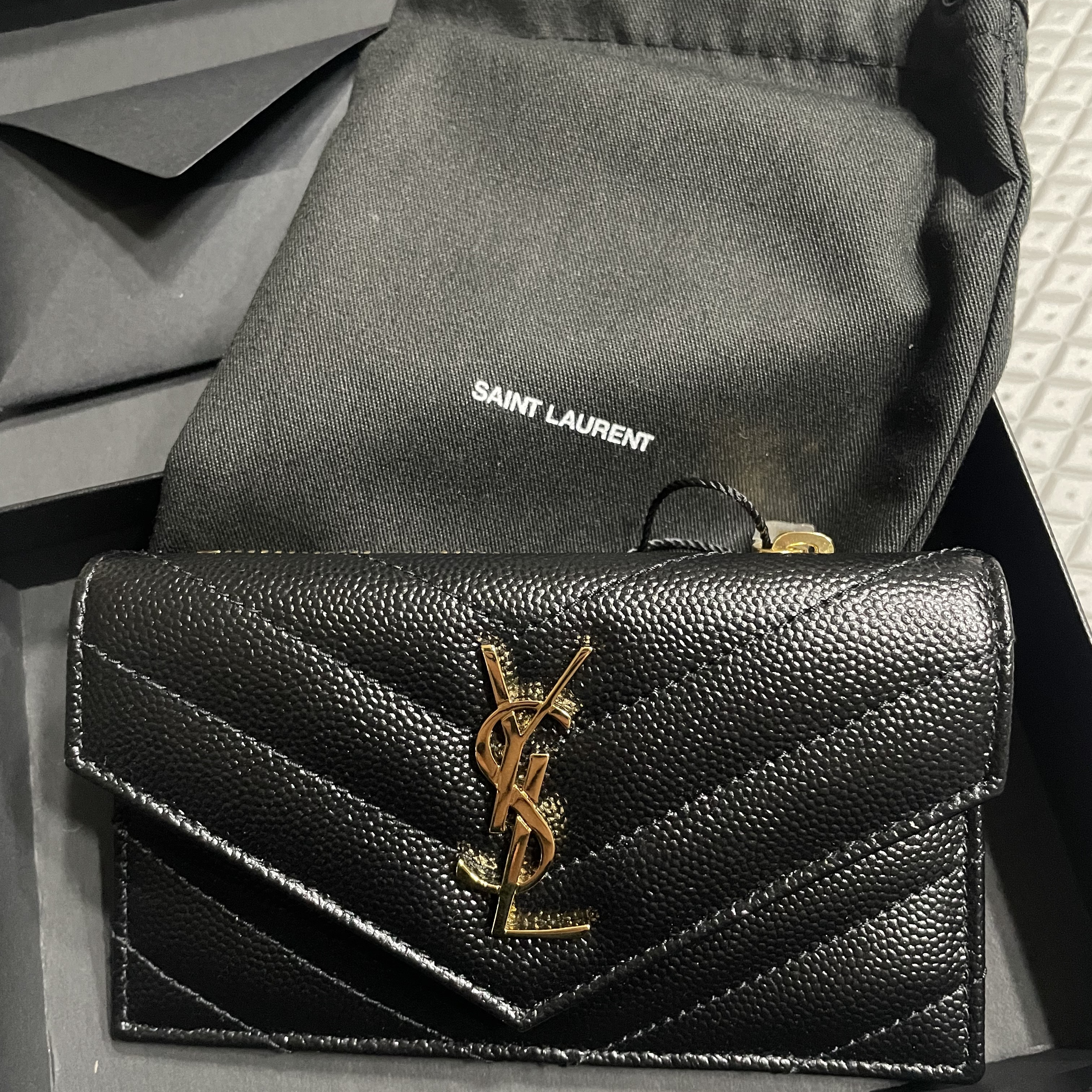 Saint Laurent Cassandre Matelasse Fragments Flap Card Case in Grain de Poudre Embossed Leather Black 착용 스타일