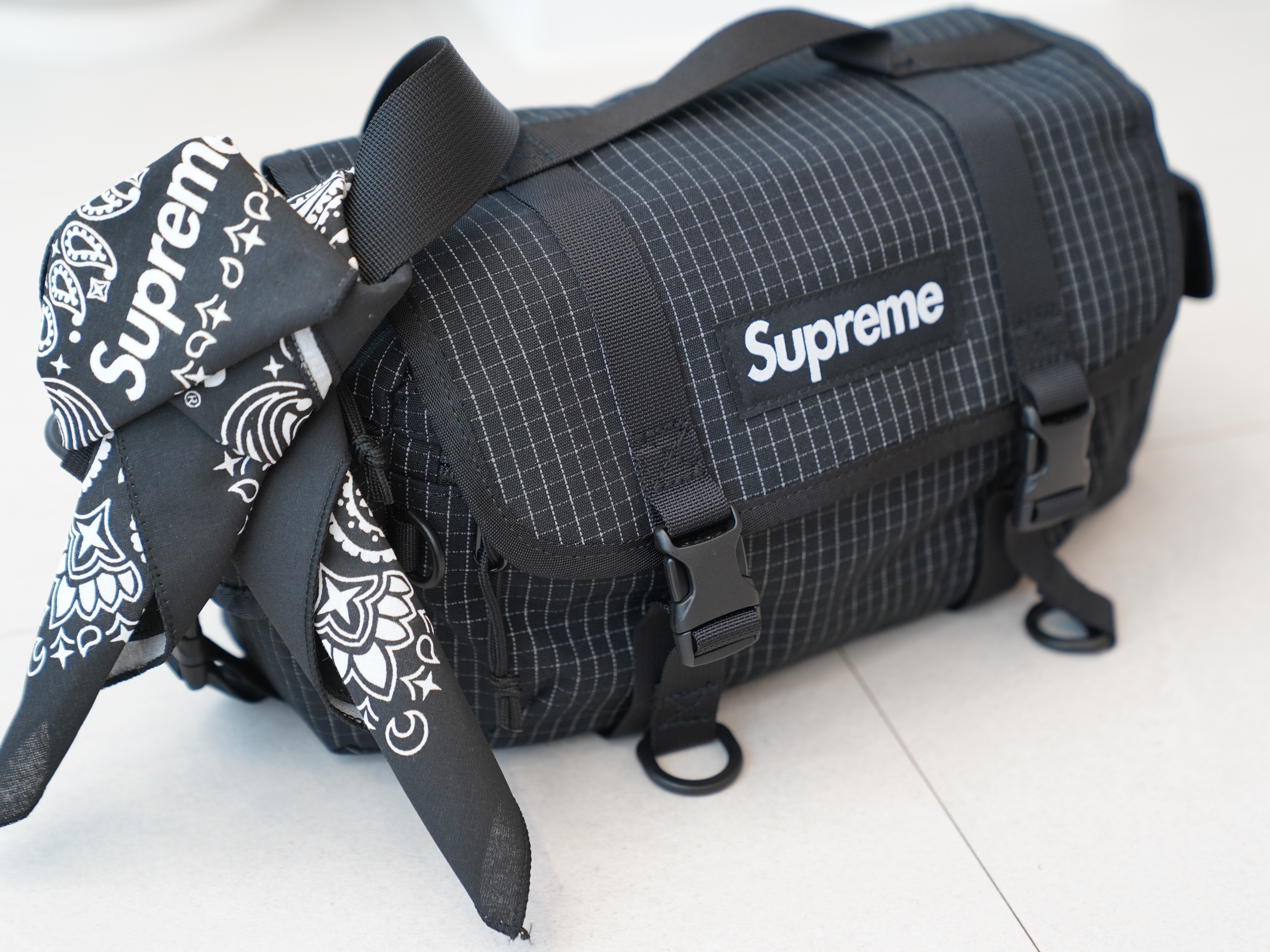 Supreme Mini Duffle Bag Black - 24SS, Supreme Hav-A-Hank Bandanas Multicolor (Set of 3) - 24SS 착용 스타일 - 1