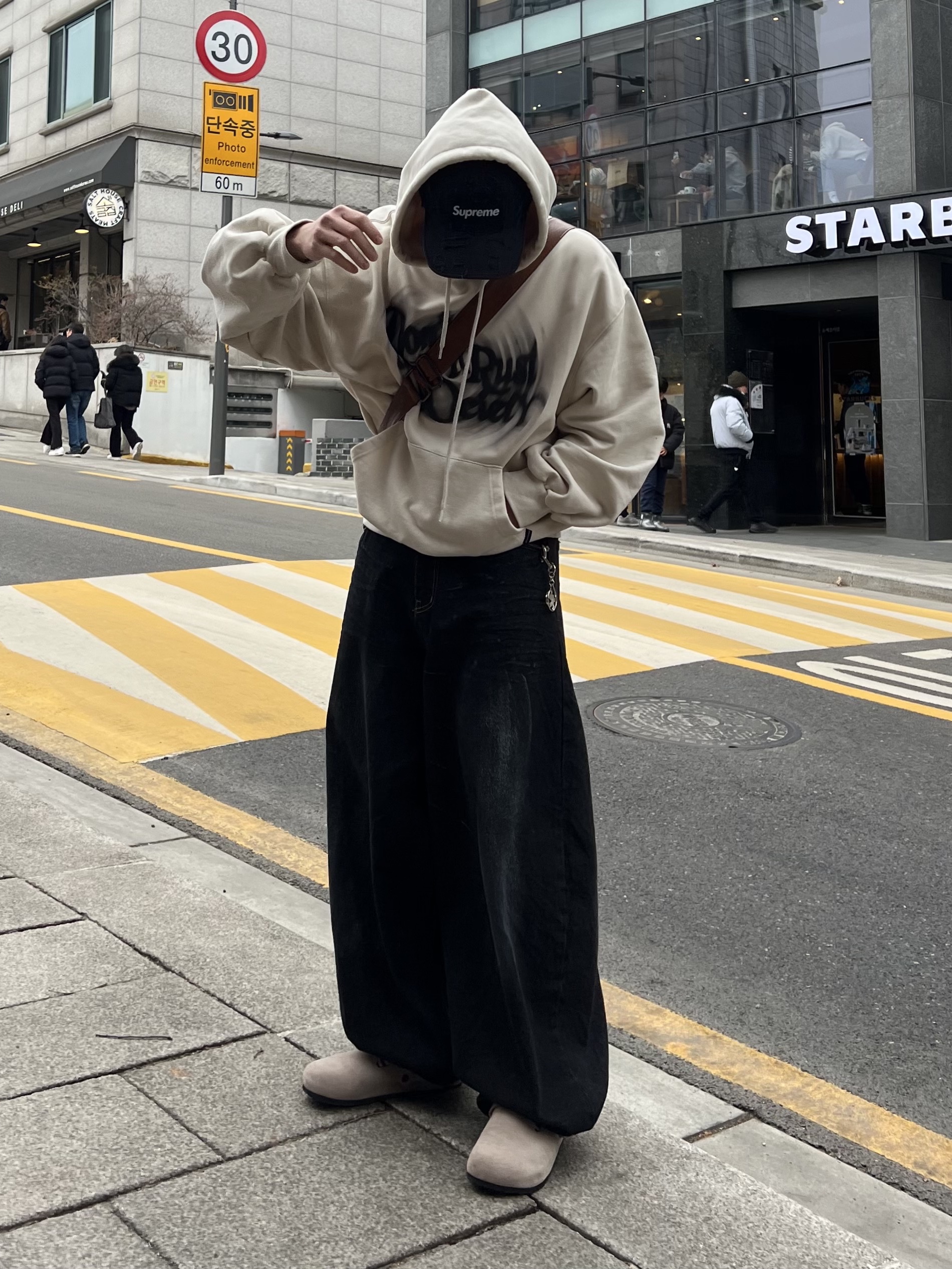 Stussy Surfman Keychain Silver 착용 스타일