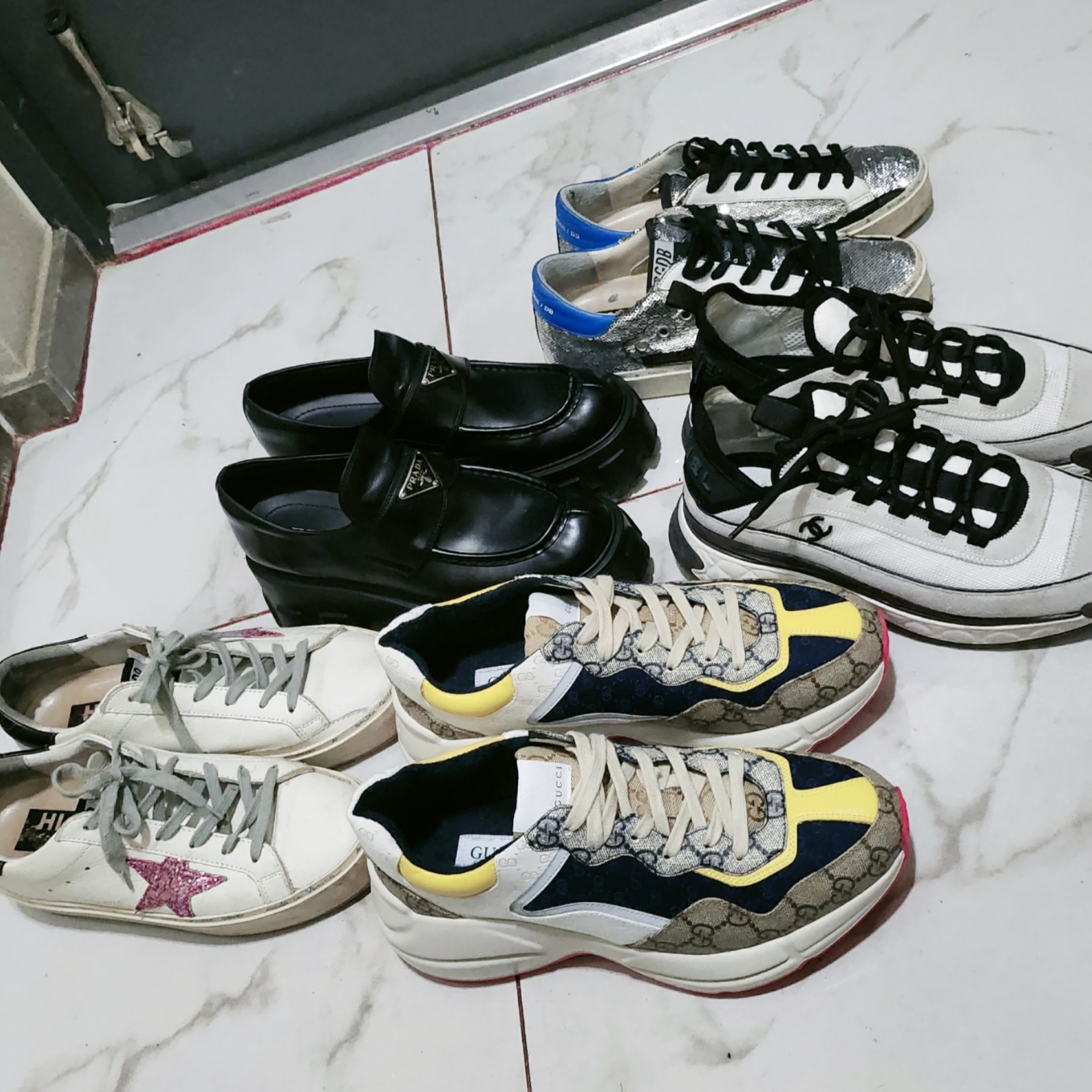 Gucci GG Rhyton Beige Sneakers Ebony Blue 착용 스타일 - 7