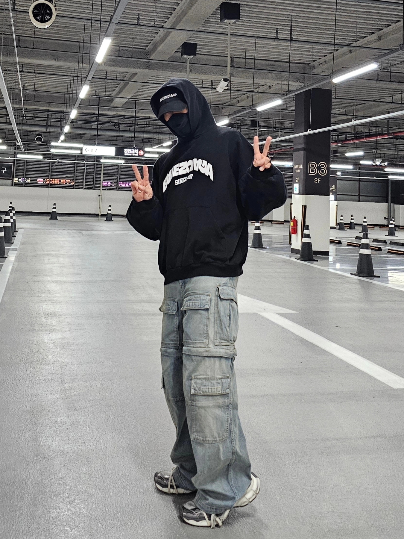 (W) Balenciaga Cargo Boyfriend Jeans Blue, Balenciaga 3XL Sneakers Grey White Red 착용 스타일 - 2