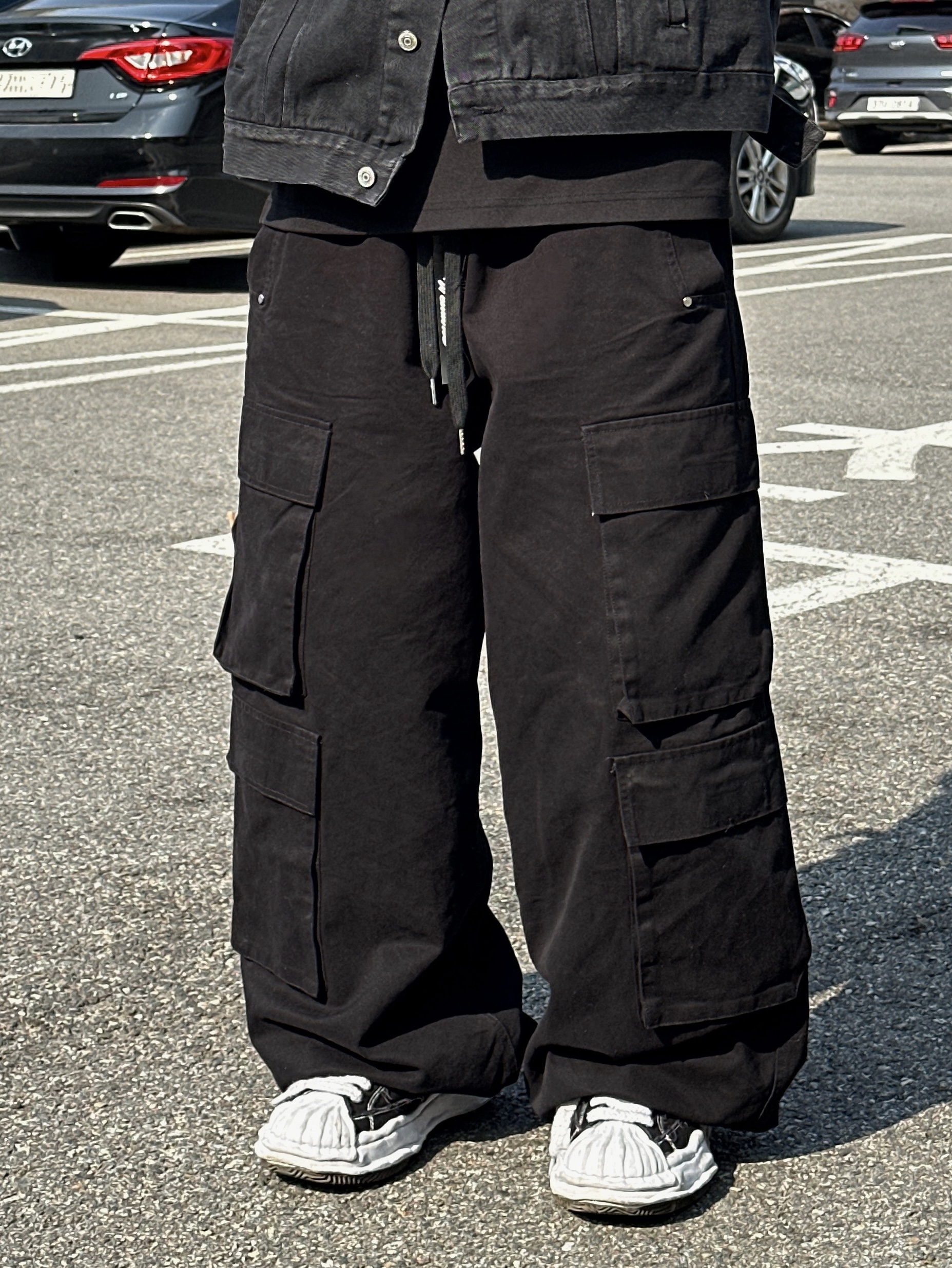 Maison Mihara Yasuhiro Blakey OG Sole Canvas Low-top Sneakers Black White 착용 스타일 - 4