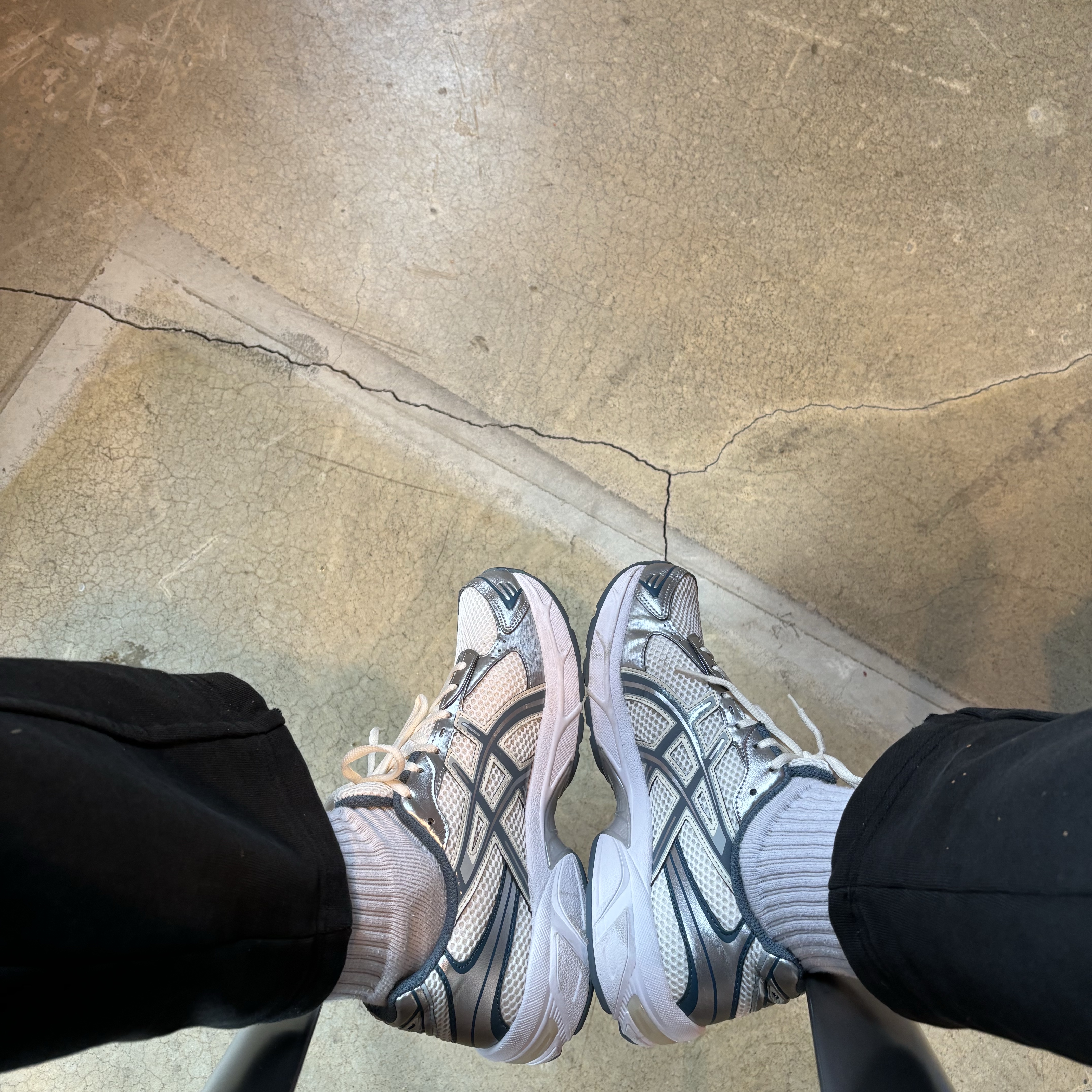 Asics Gel-1130 Cream Ironclad 착용 스타일