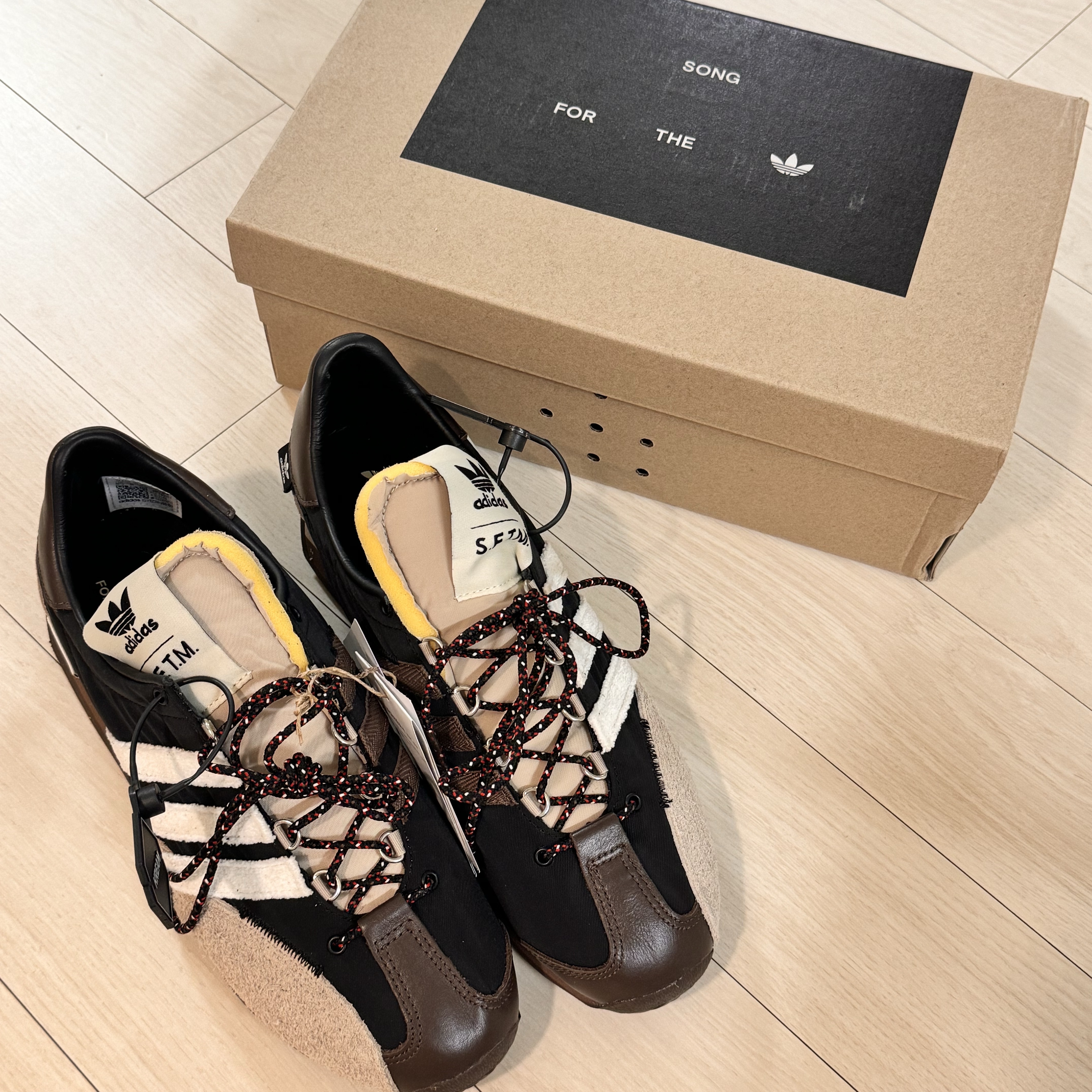Adidas x Song for the Mute Country OG Core Black Core White 착용 스타일 - 2
