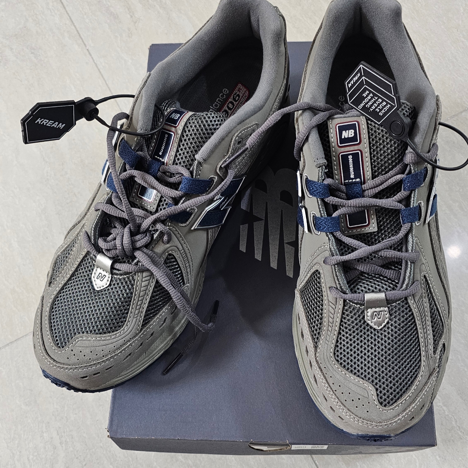 New Balance 1906R Charcoal Grey 착용 스타일