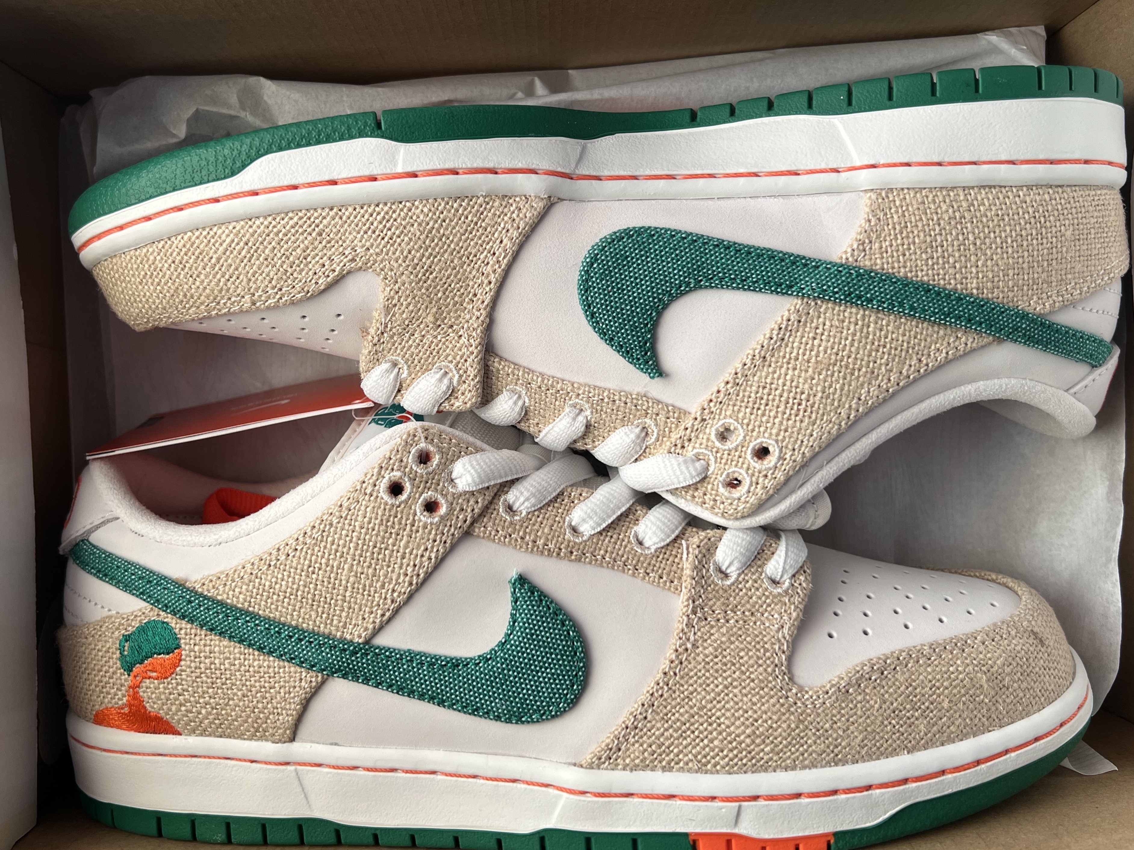 Nike x Jarritos SB Dunk Low Phantom and Malachite 착용 스타일