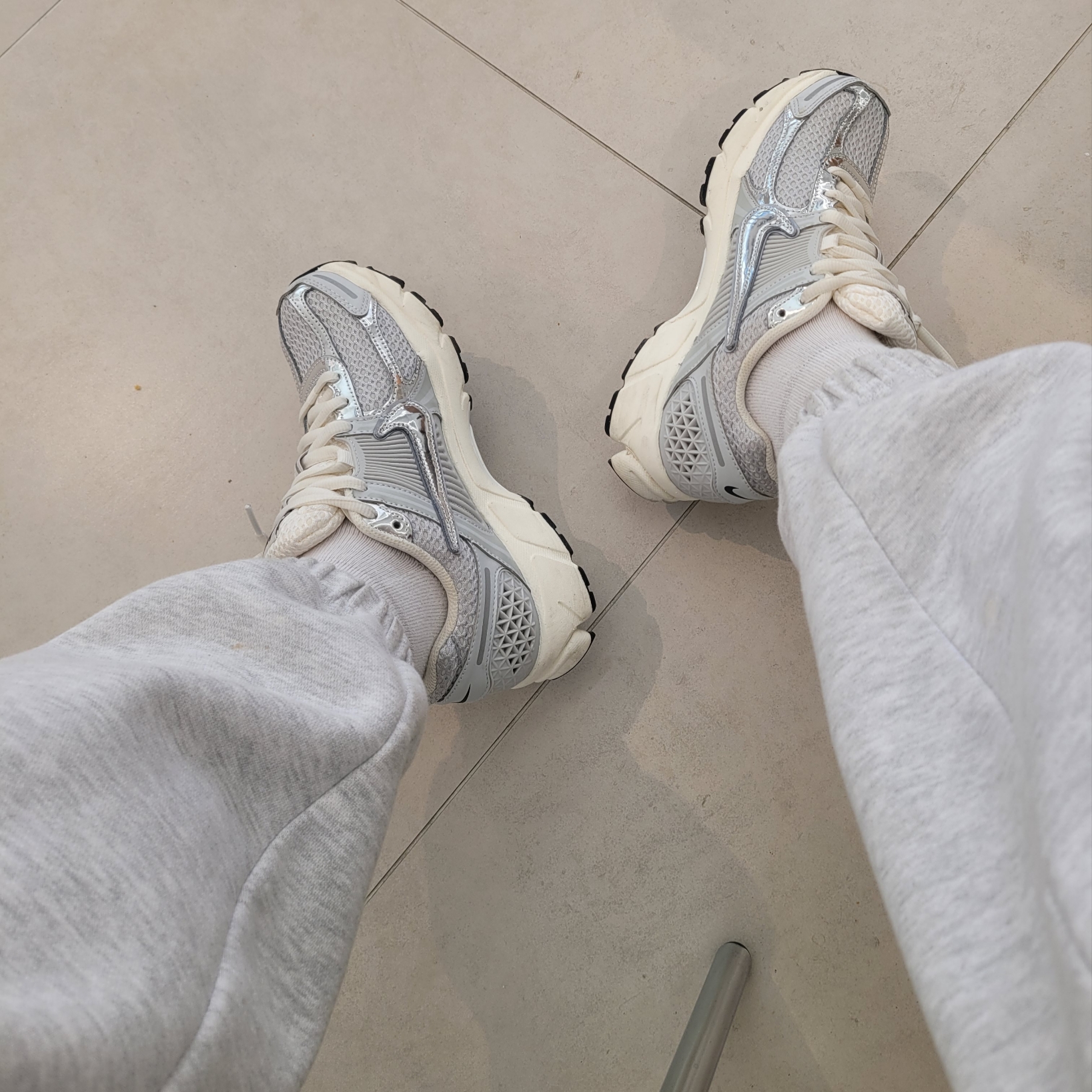 (W) Nike Zoom Vomero 5 Photon Dust and Metallic Silver 착용 스타일